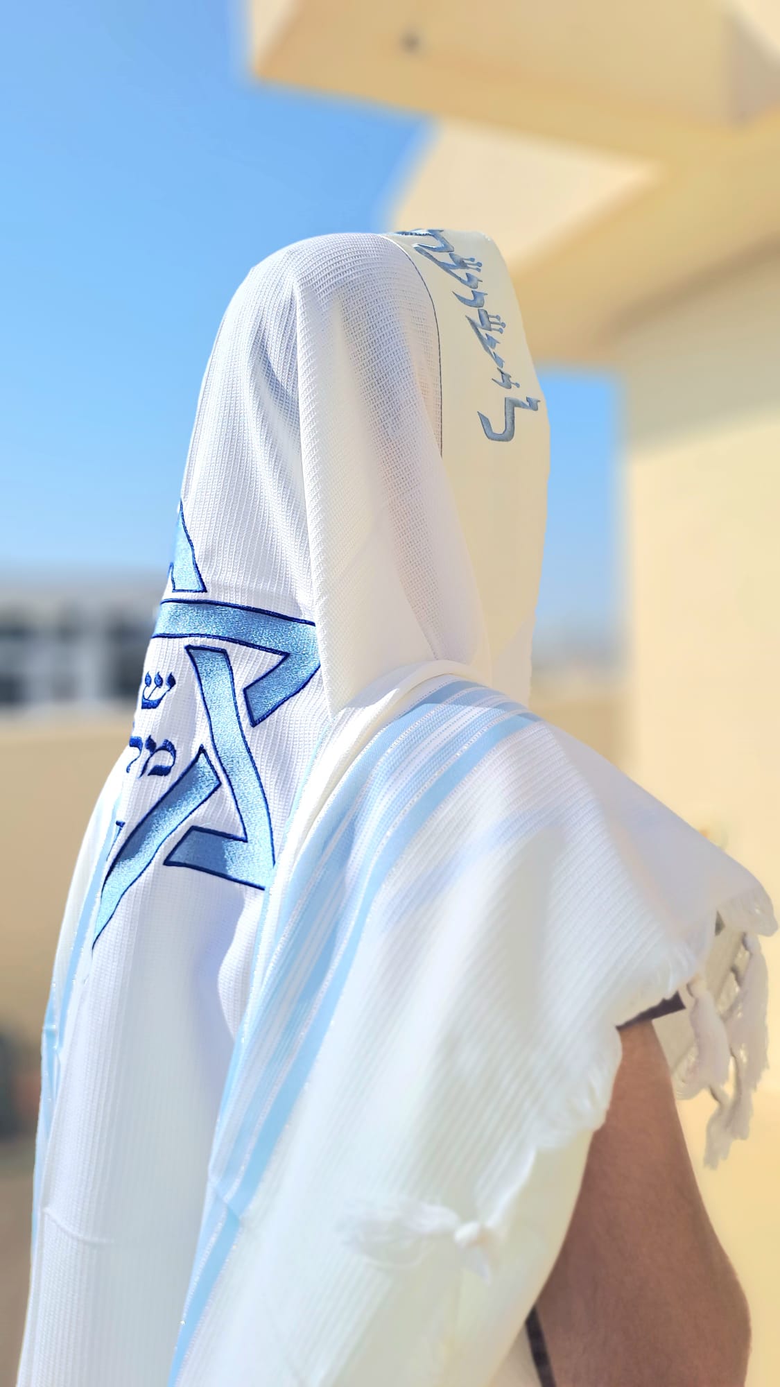 טלית צמר מהודרת עם נגיעות עיצוב של תכלת רקמת מגן דוד והקדשת שם אישית אוריה עיצוב טליתות 1