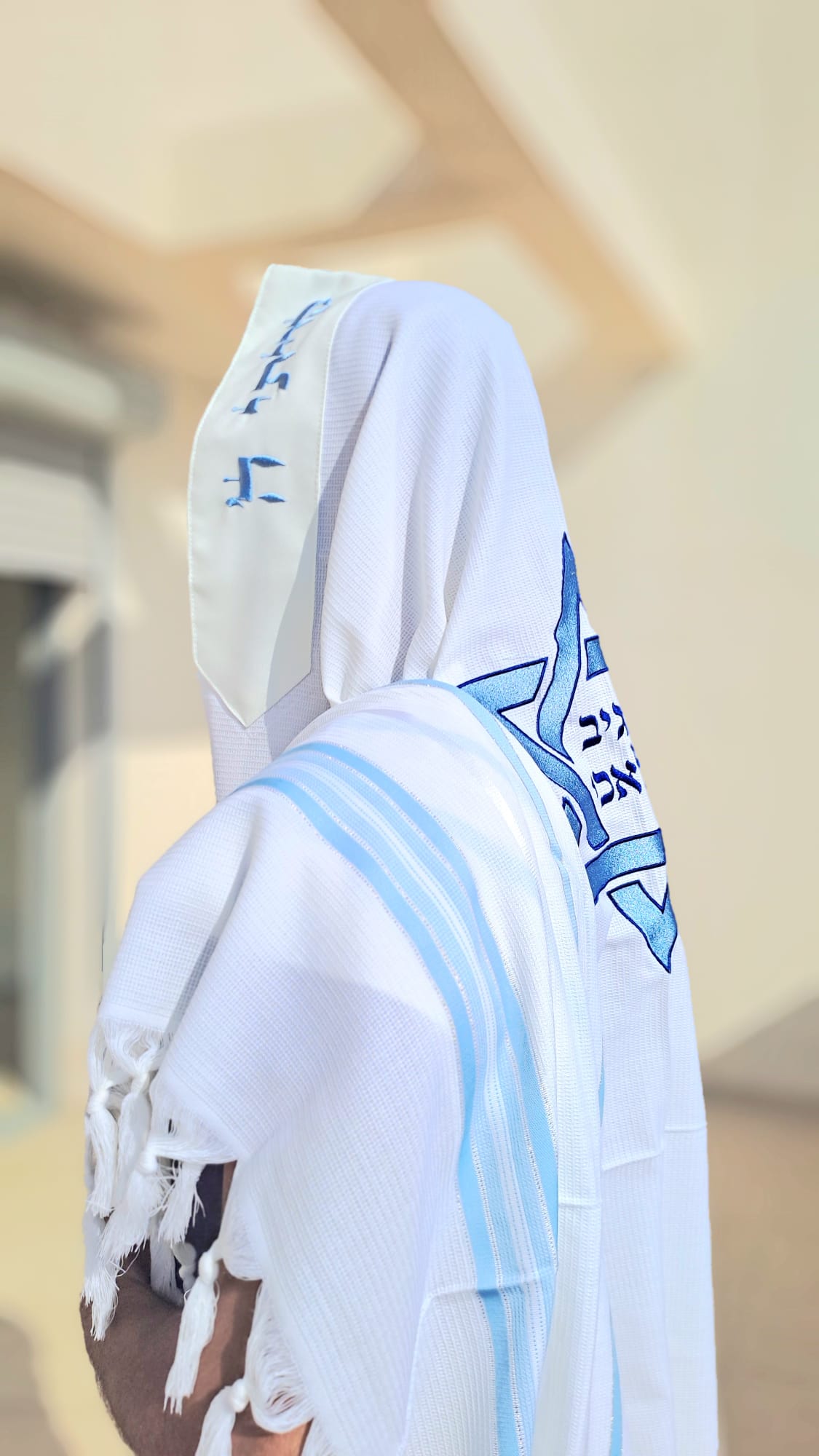 טלית צמר מהודרת עם נגיעות עיצוב של תכלת רקמת מגן דוד והקדשת שם אישית אוריה עיצוב טליתות 2