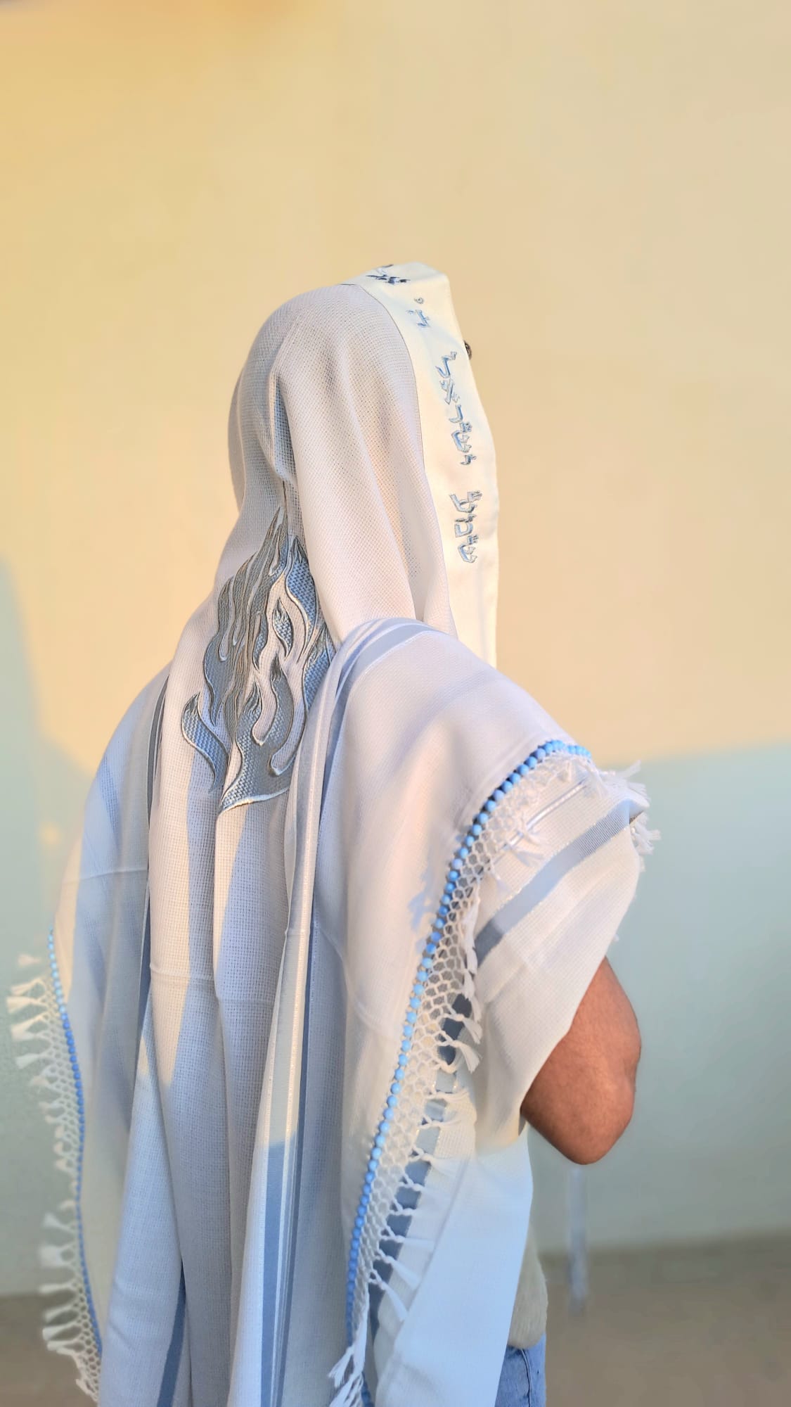 טלית צמר משולבת עם רקמת האש שלי ומגן דוד ושזירת חרוזי תכלת בעבודת יד אוריה עיצוב טליתות 1