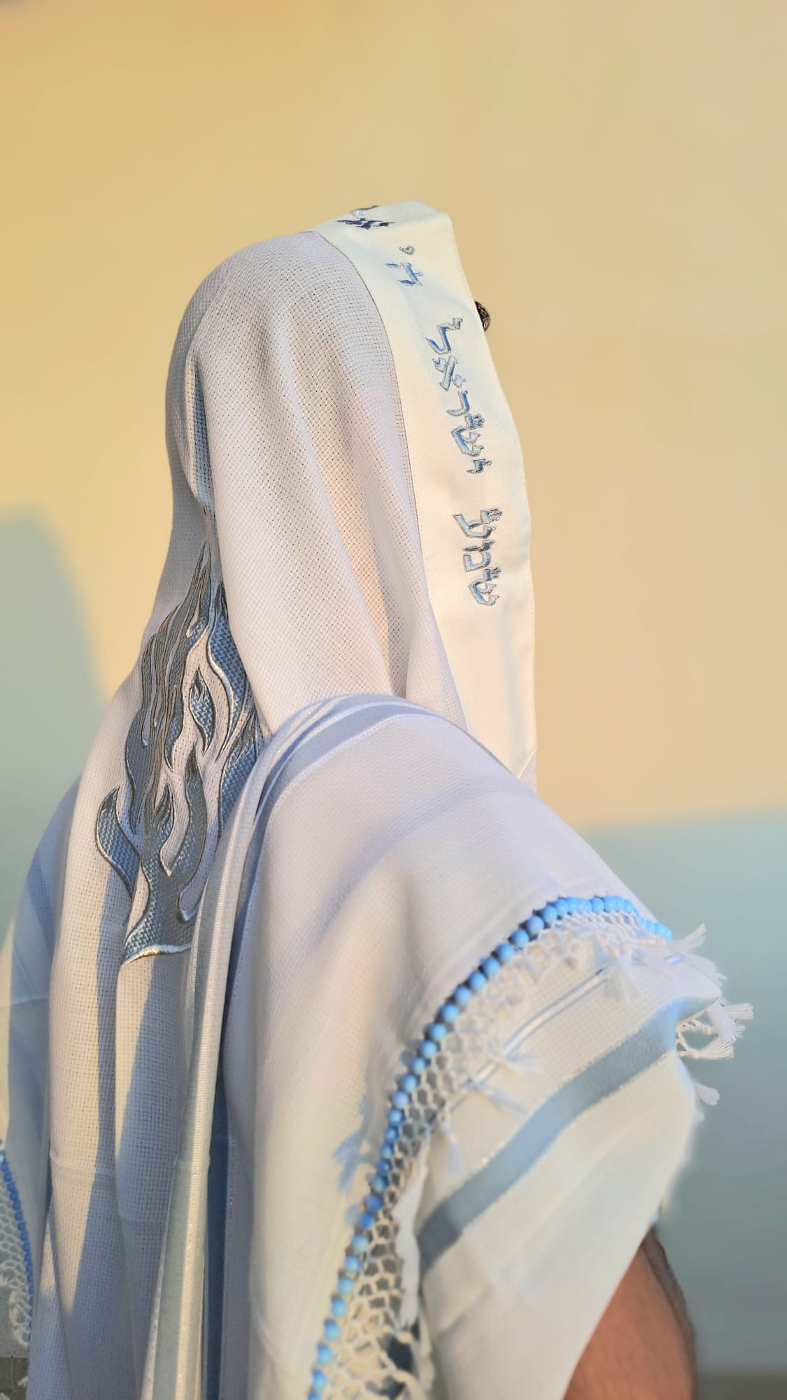 טלית צמר משולבת עם רקמת האש שלי ומגן דוד ושזירת חרוזי תכלת בעבודת יד אוריה עיצוב טליתות 2