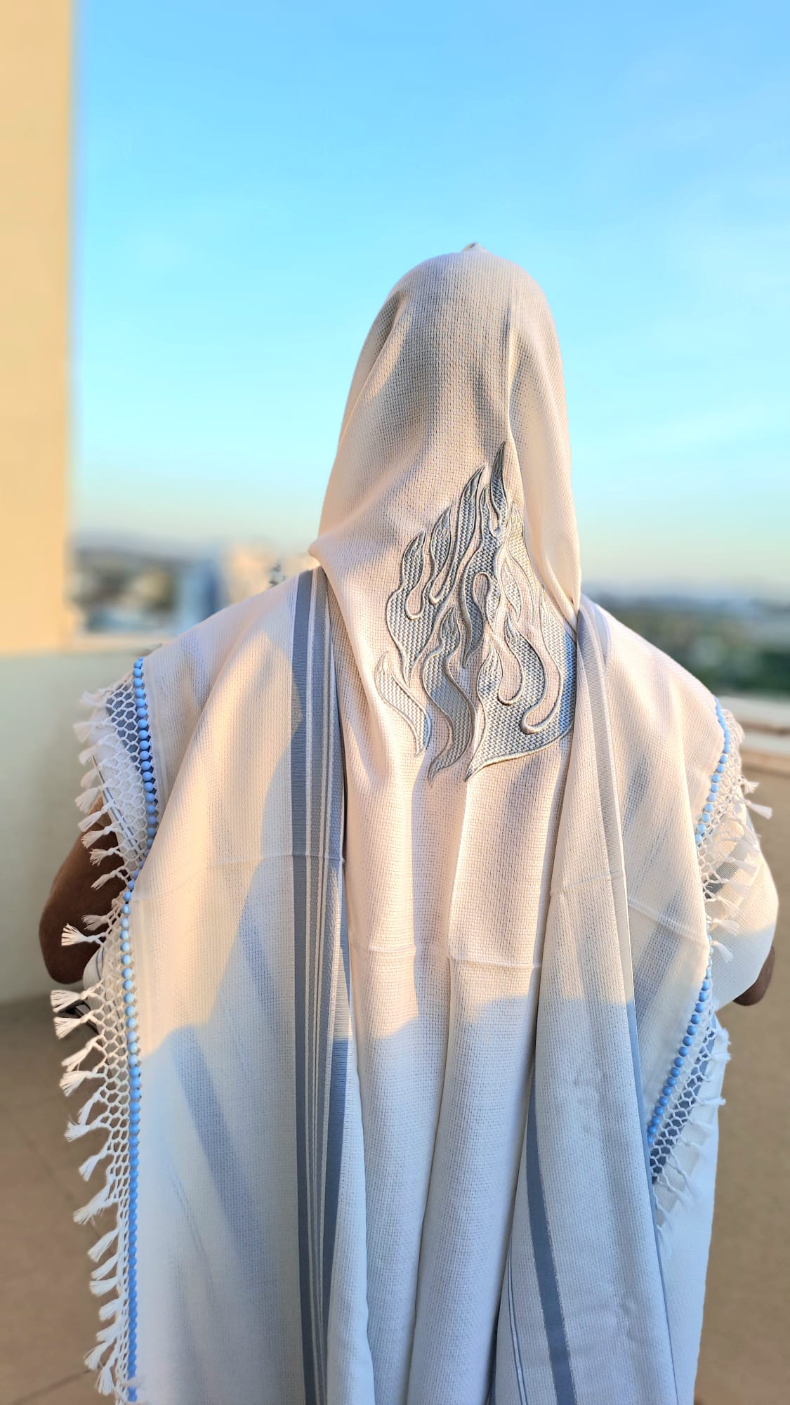 טלית צמר משולבת עם רקמת האש שלי ומגן דוד ושזירת חרוזי תכלת בעבודת יד אוריה עיצוב טליתות 3