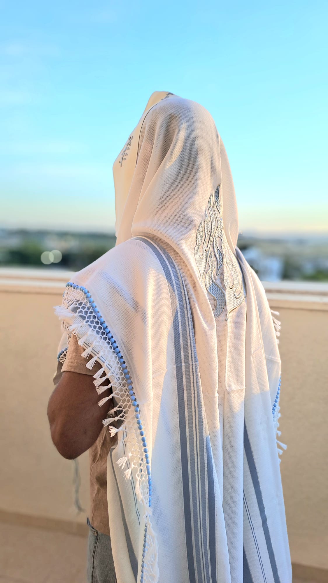 טלית צמר משולבת עם רקמת האש שלי ומגן דוד ושזירת חרוזי תכלת בעבודת יד אוריה עיצוב טליתות 4