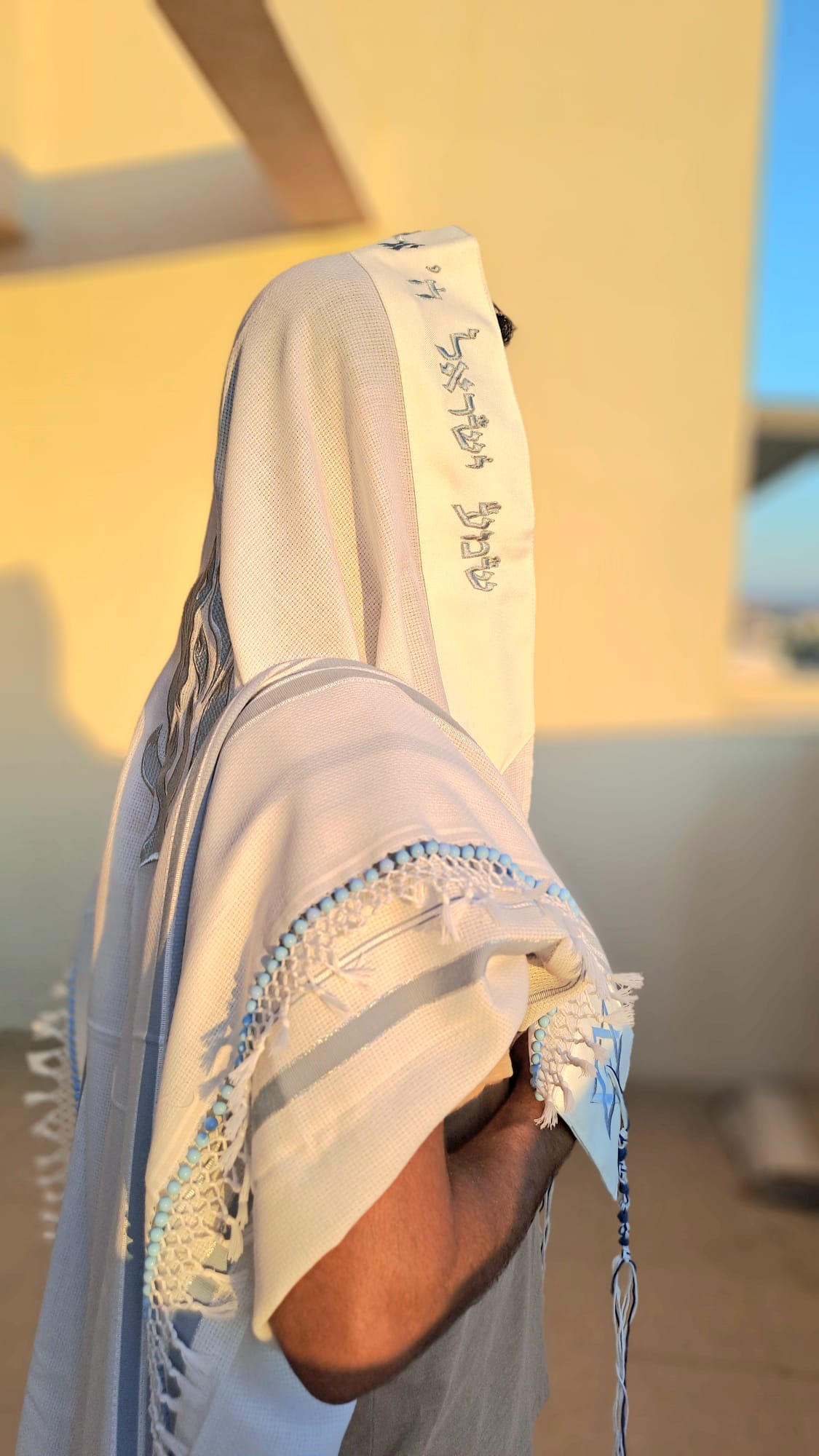 טלית צמר משולבת עם רקמת האש שלי ומגן דוד ושזירת חרוזי תכלת בעבודת יד אוריה עיצוב טליתות 5
