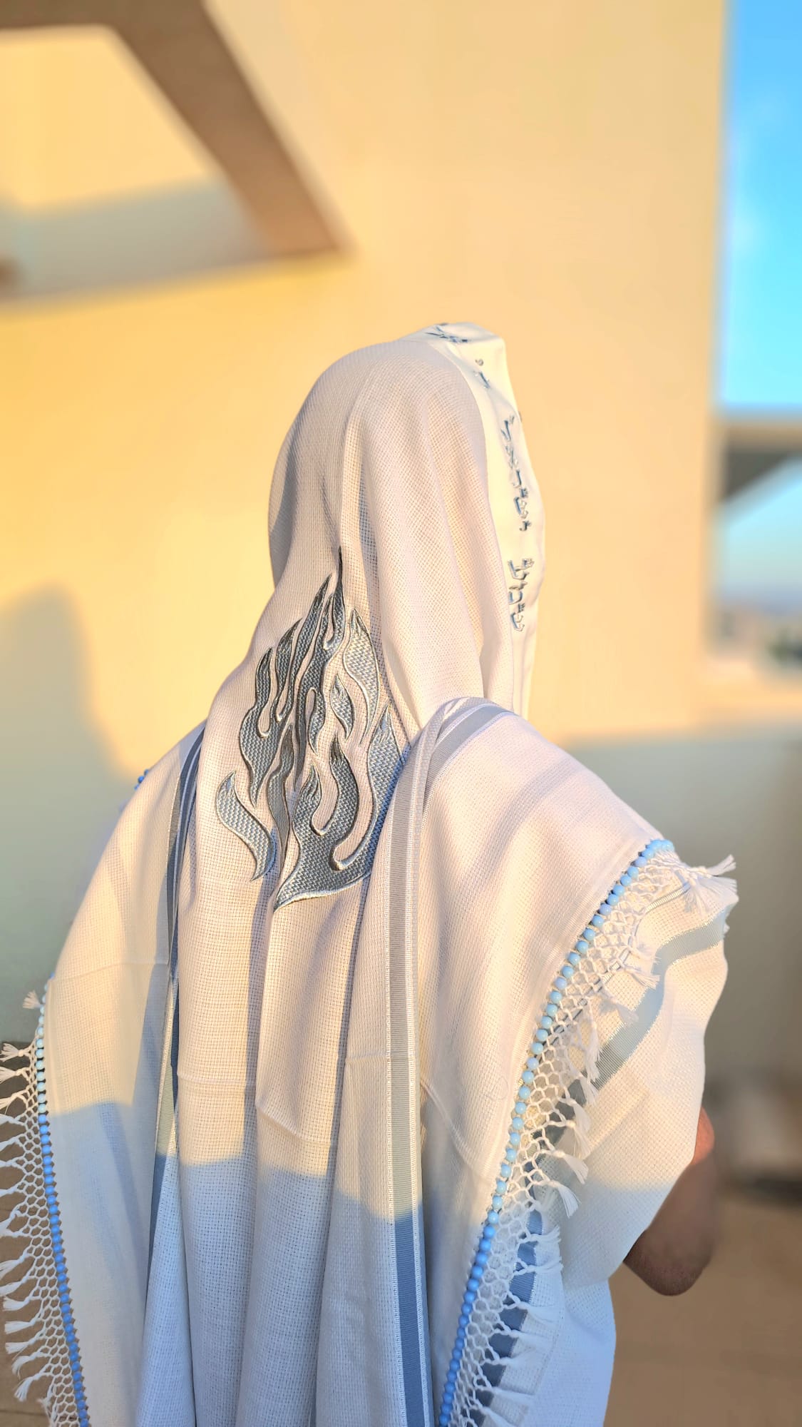 טלית צמר משולבת עם רקמת האש שלי ומגן דוד ושזירת חרוזי תכלת בעבודת יד אוריה עיצוב טליתות 6