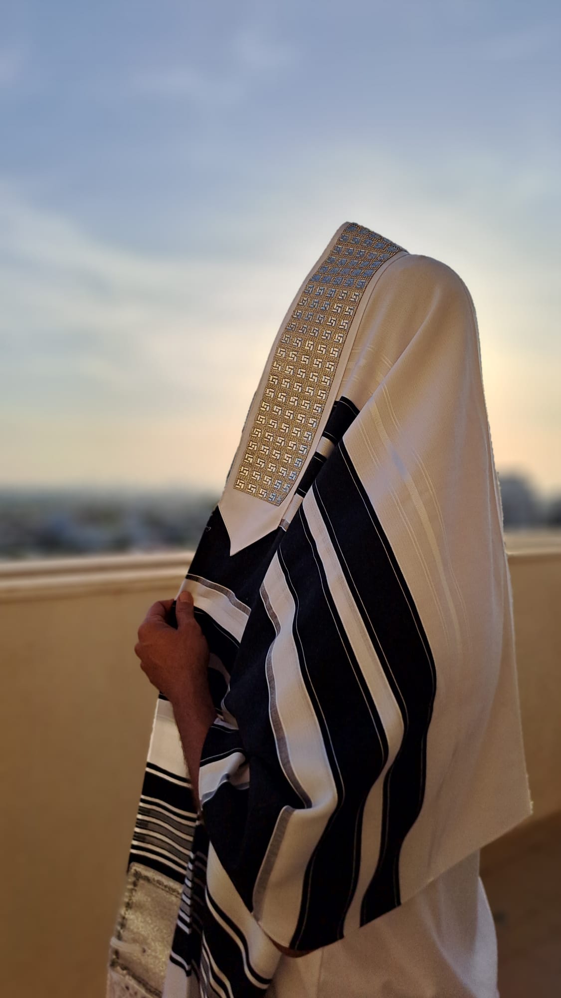 טלית תימנית מפוארת עמרניה עם עטרה אבני סברובסקי ושזירה עבודת יד אוריה עיצוב טליתות 2