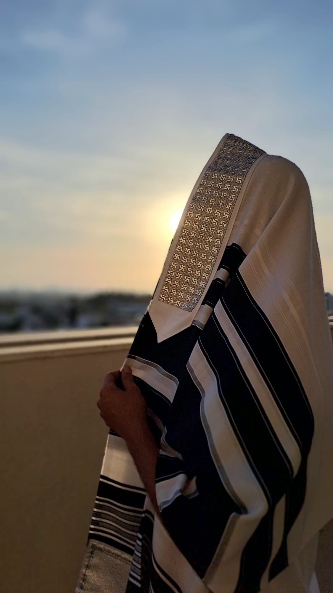 טלית תימנית מפוארת עמרניה עם עטרה אבני סברובסקי ושזירה עבודת יד אוריה עיצוב טליתות 4