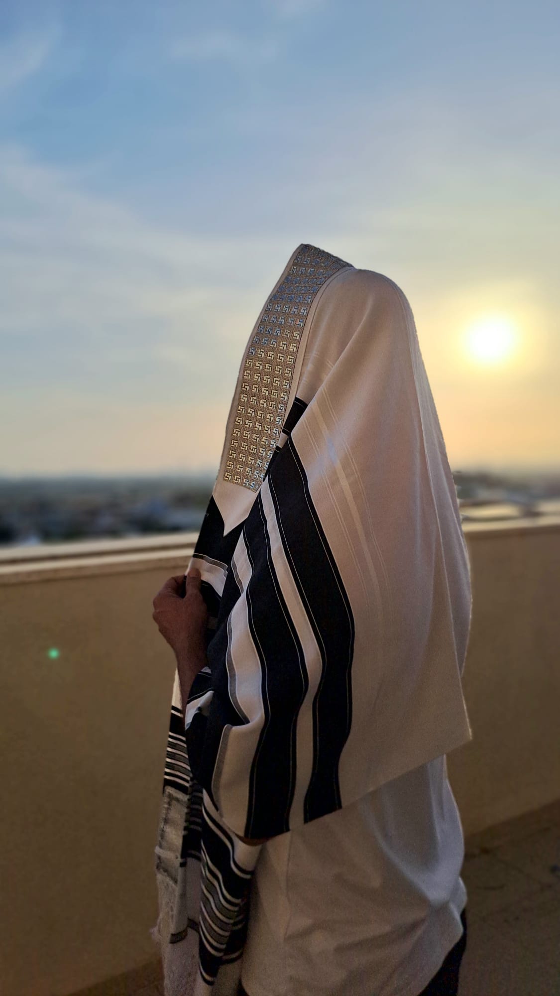 טלית תימנית מפוארת עמרניה עם עטרה אבני סברובסקי ושזירה עבודת יד אוריה עיצוב טליתות 6