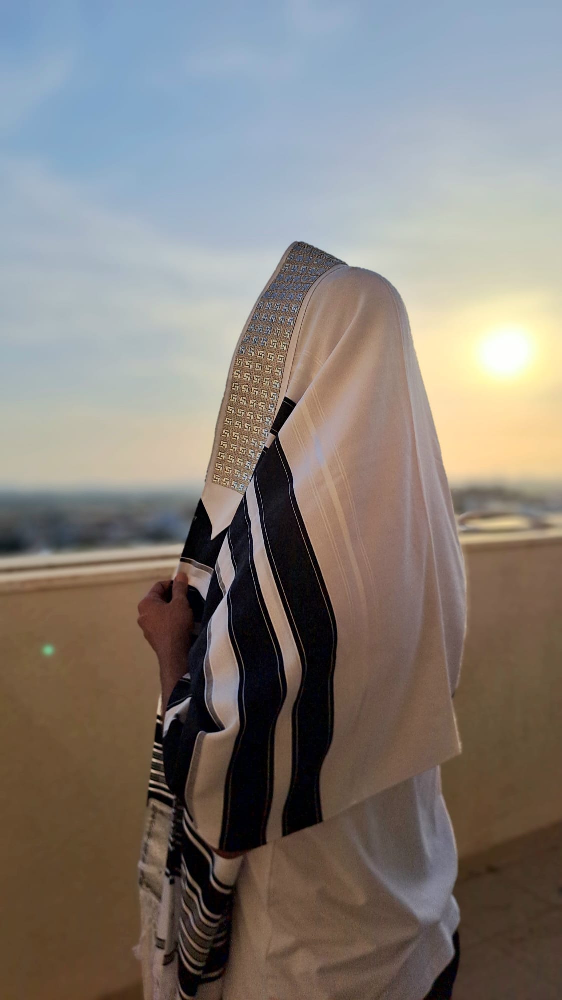 טלית תימנית מפוארת עמרניה עם עטרה אבני סברובסקי ושזירה עבודת יד אוריה עיצוב טליתות 7