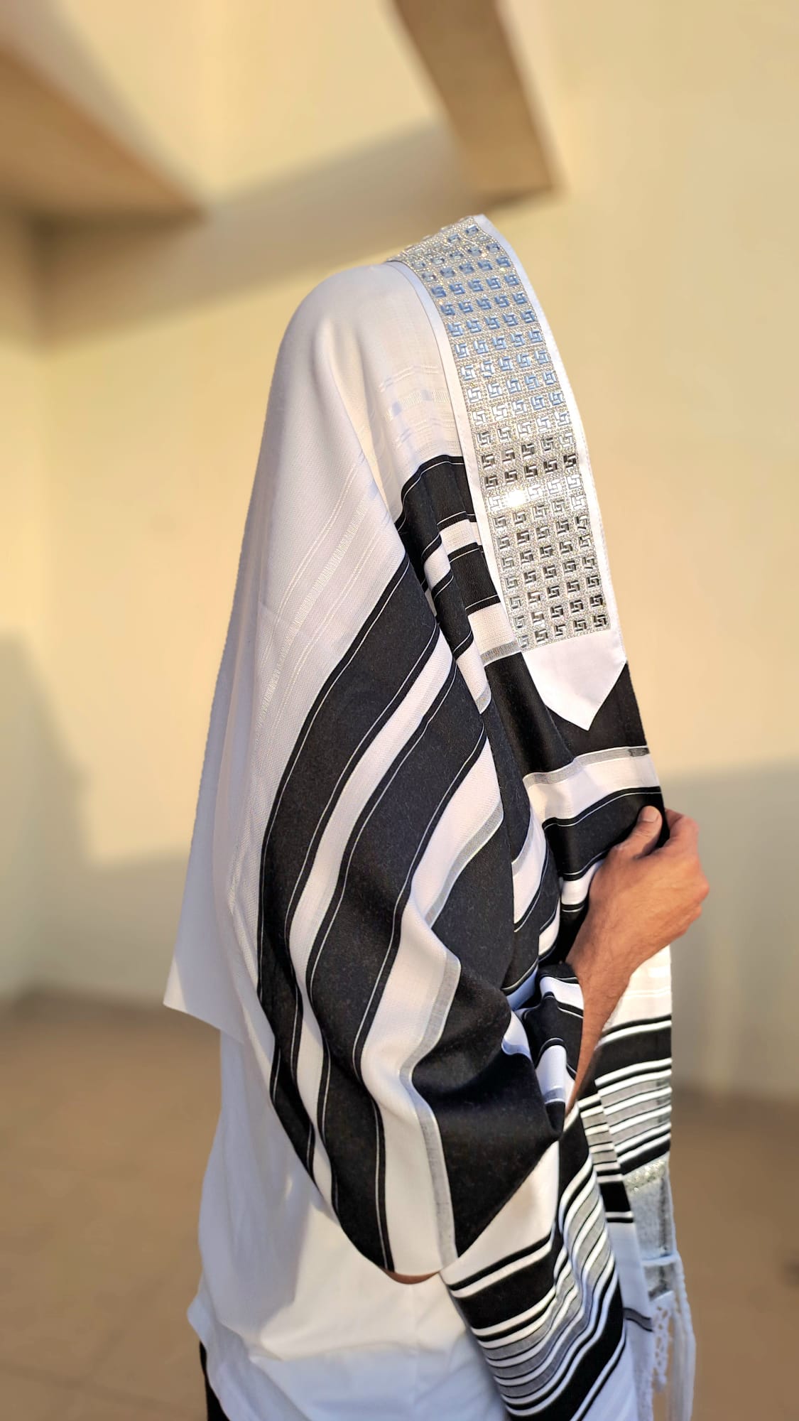 טלית תימנית מפוארת עמרניה עם עטרה אבני סברובסקי ושזירה עבודת יד אוריה עיצוב טליתות 8