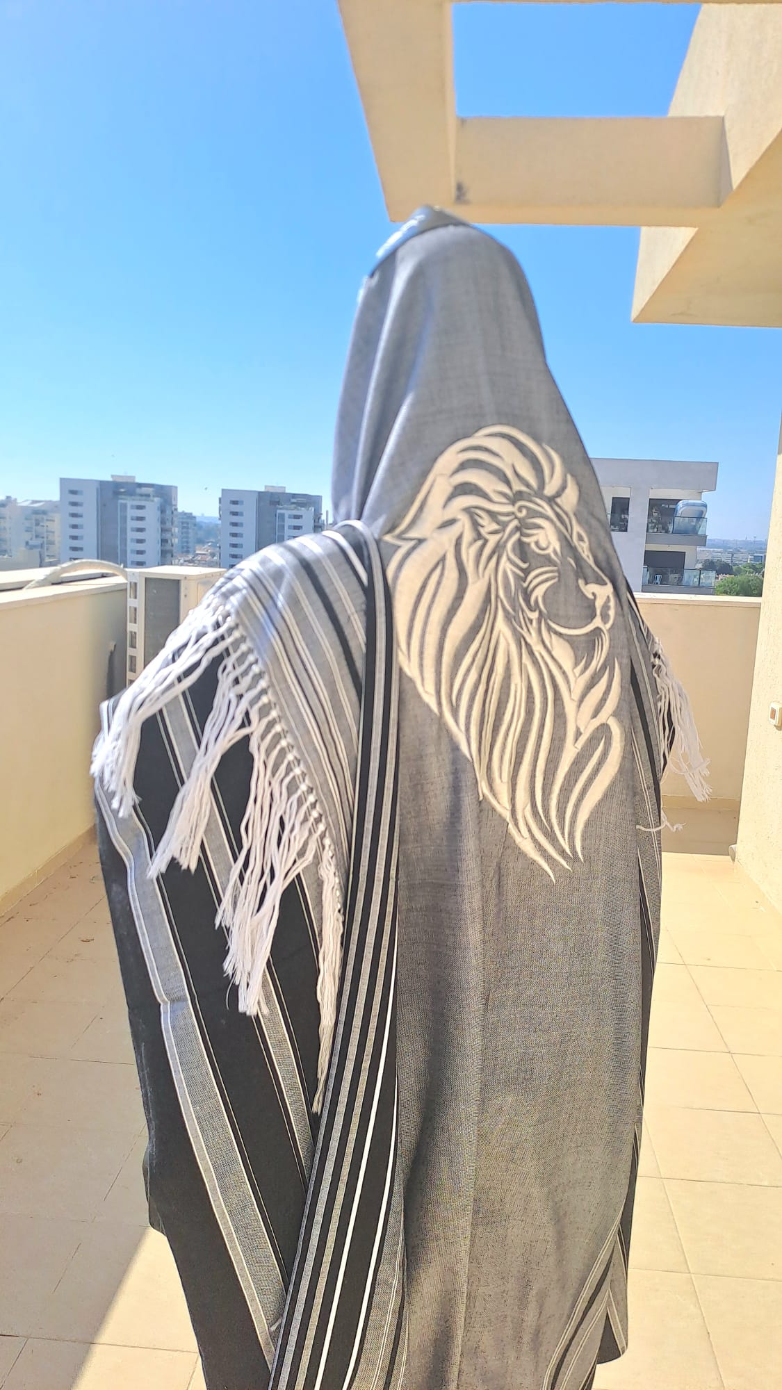 טלית אפורה עם רקמת אריה בשילוב עור ושזירה חרוזים בעבודת יד אוריה עיצוב טליתות 1