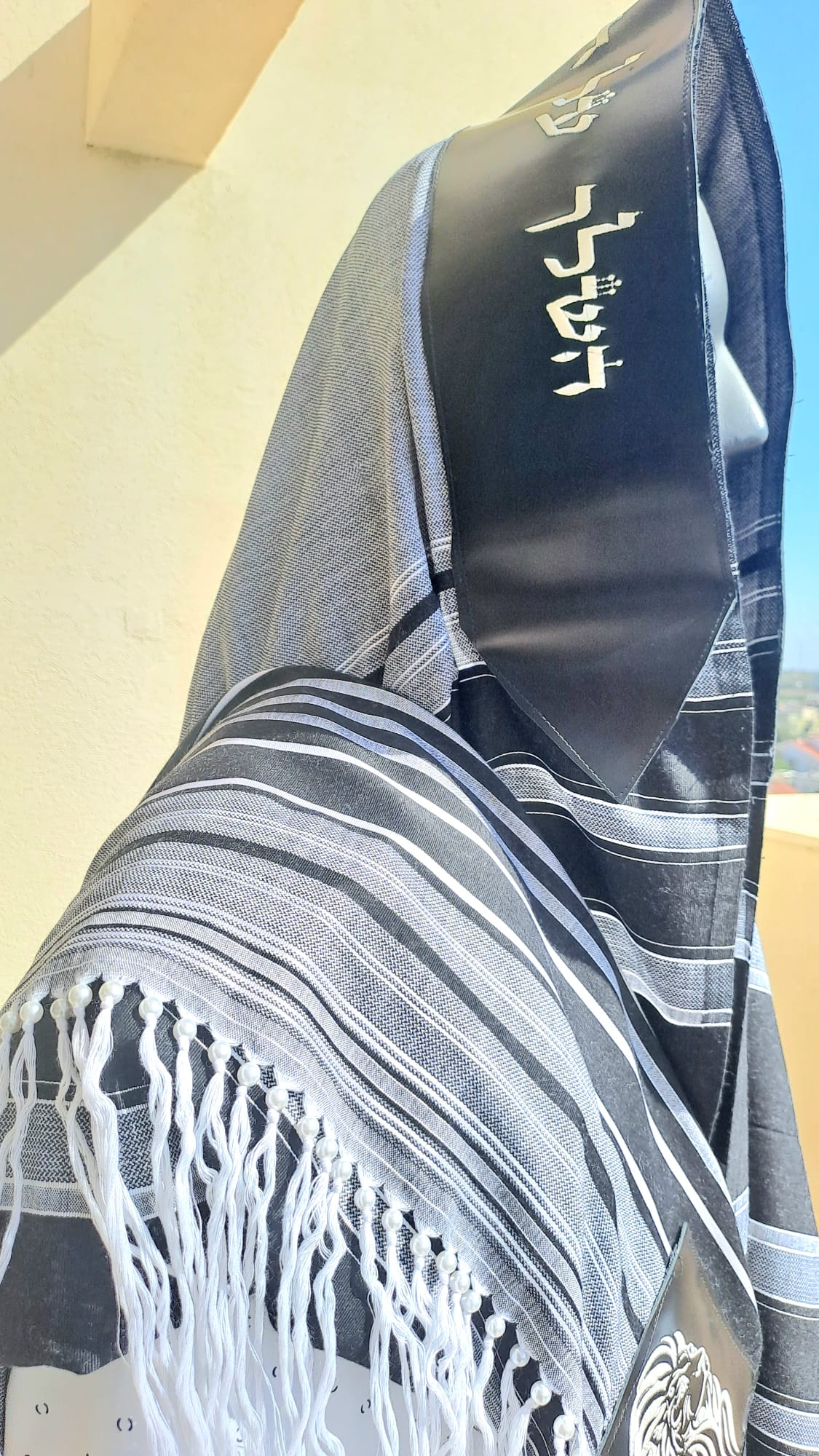 טלית אפורה עם רקמת אריה בשילוב עור ושזירה חרוזים בעבודת יד אוריה עיצוב טליתות 4