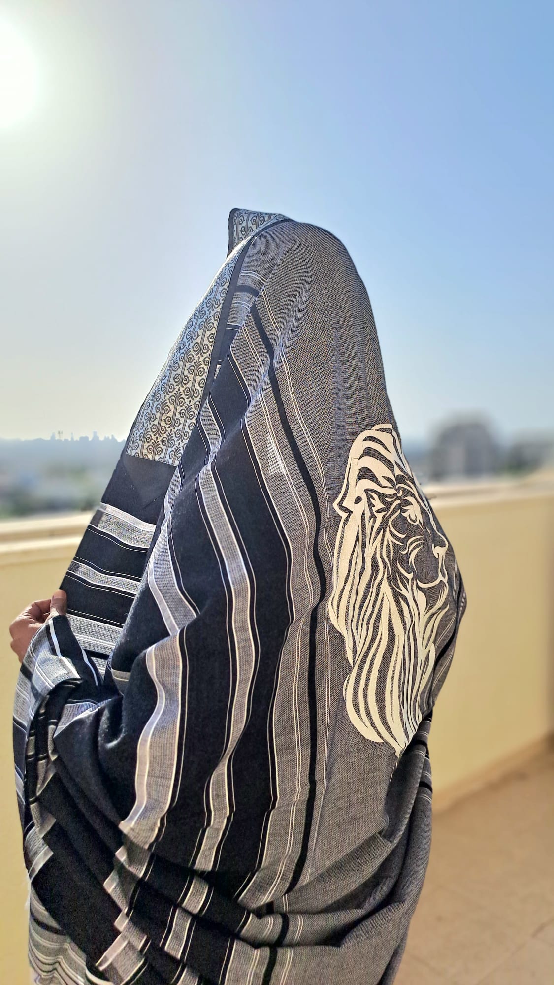 טלית צמר אפורה עם רקמת אריה אוריה עיצוב טליתות 3