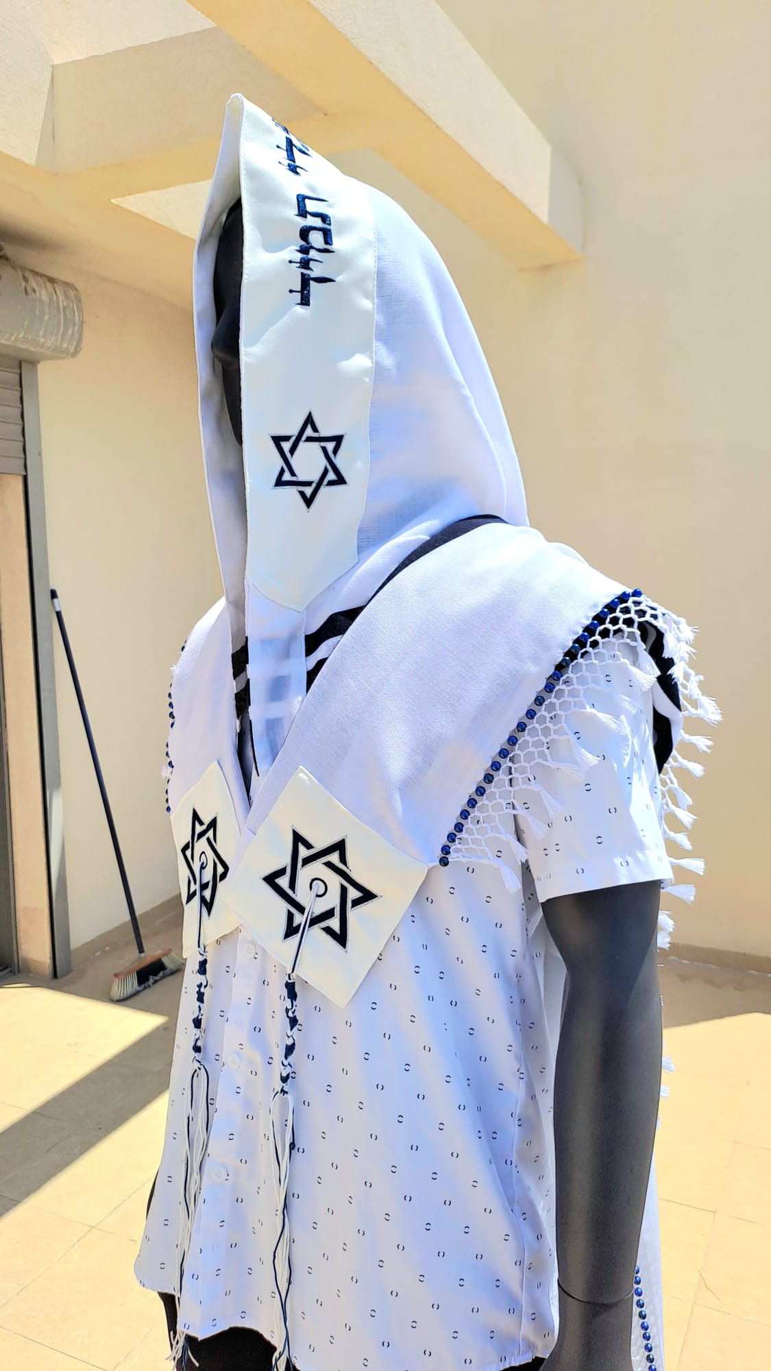 טלית צמר יוקרתית בעיצוב כחול כהה – כסף ושזירת חרוזים בעבודת יד 4 (2)