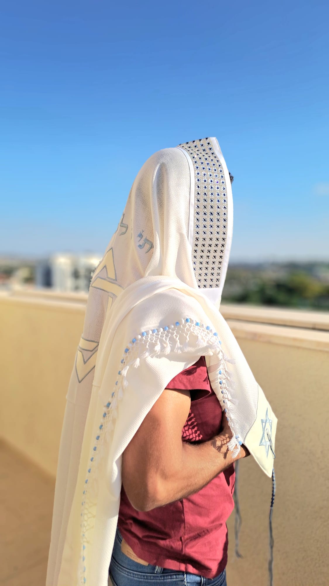 טלית צמר יוקרתית בעיצוב תכלת לבן מגן דוד עם שזירת חרוזים בעבודת יד אוריה אומנות ועיצוב בטליתות 1
