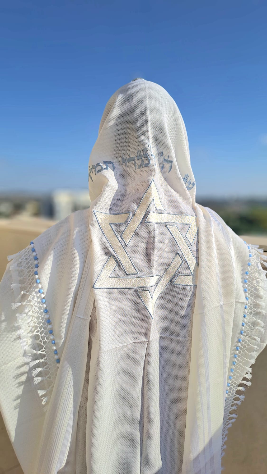 טלית צמר יוקרתית בעיצוב תכלת לבן מגן דוד עם שזירת חרוזים בעבודת יד אוריה אומנות ועיצוב בטליתות 5