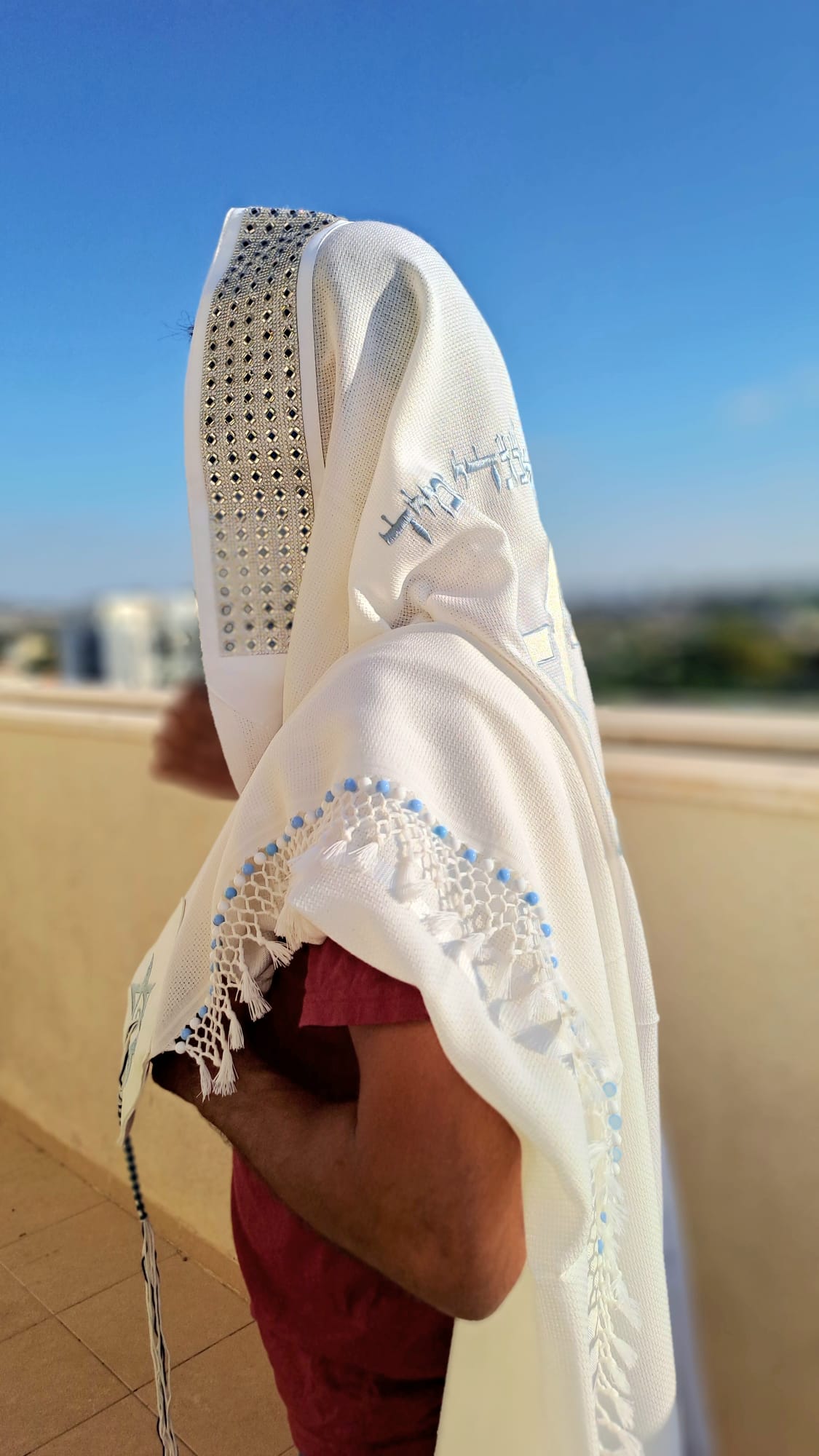 טלית צמר יוקרתית בעיצוב תכלת לבן מגן דוד עם שזירת חרוזים בעבודת יד אוריה אומנות ועיצוב בטליתות 6
