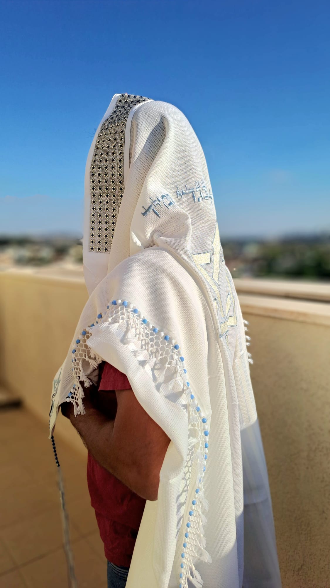 טלית צמר יוקרתית בעיצוב תכלת לבן מגן דוד עם שזירת חרוזים בעבודת יד אוריה אומנות ועיצוב בטליתות 7