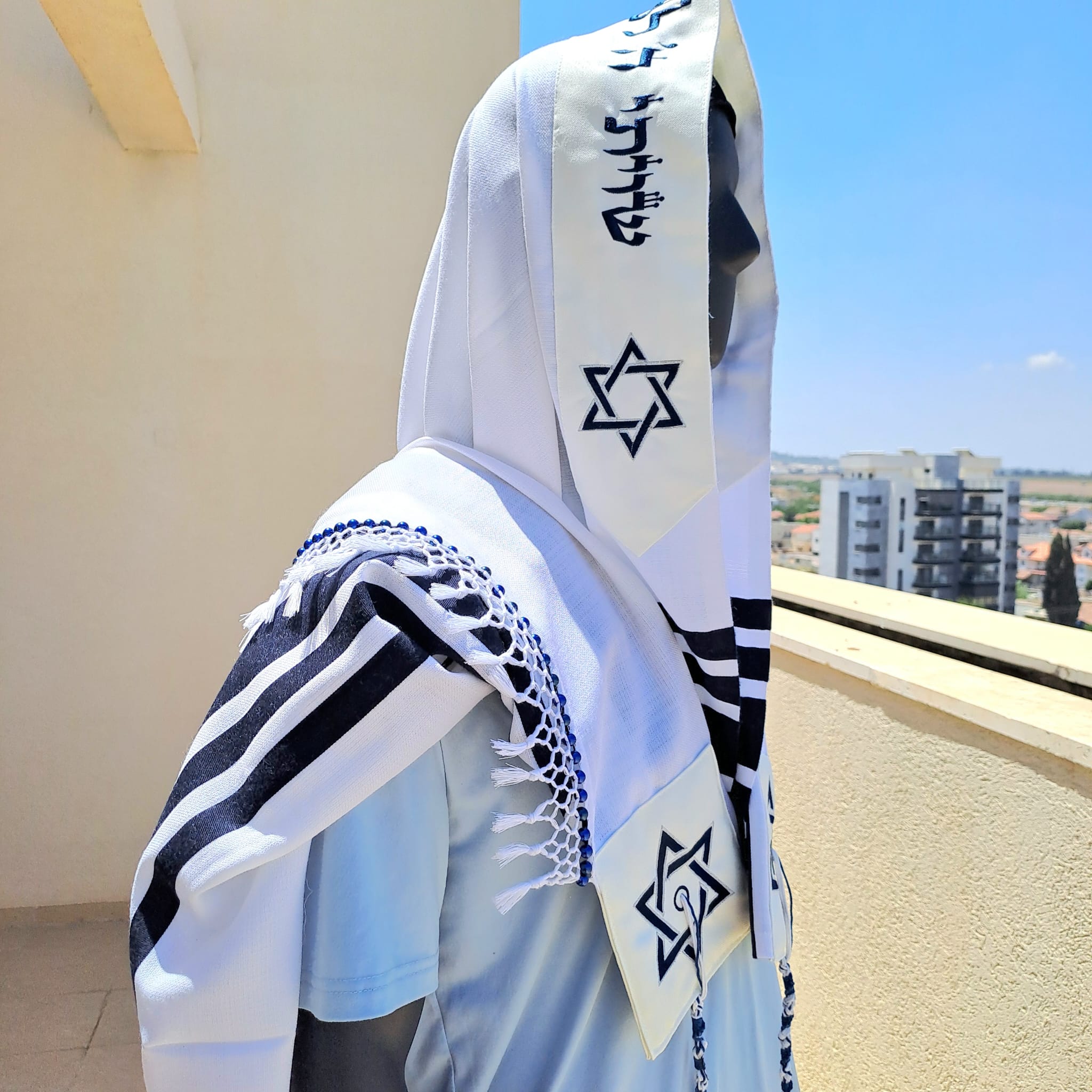 טלית צמר יוקרתית כחול כהה מתנה לאבא עם שזירת חרוזים בעבודת יד ופתיל תכלת אוריה עיצוב טליתות 2