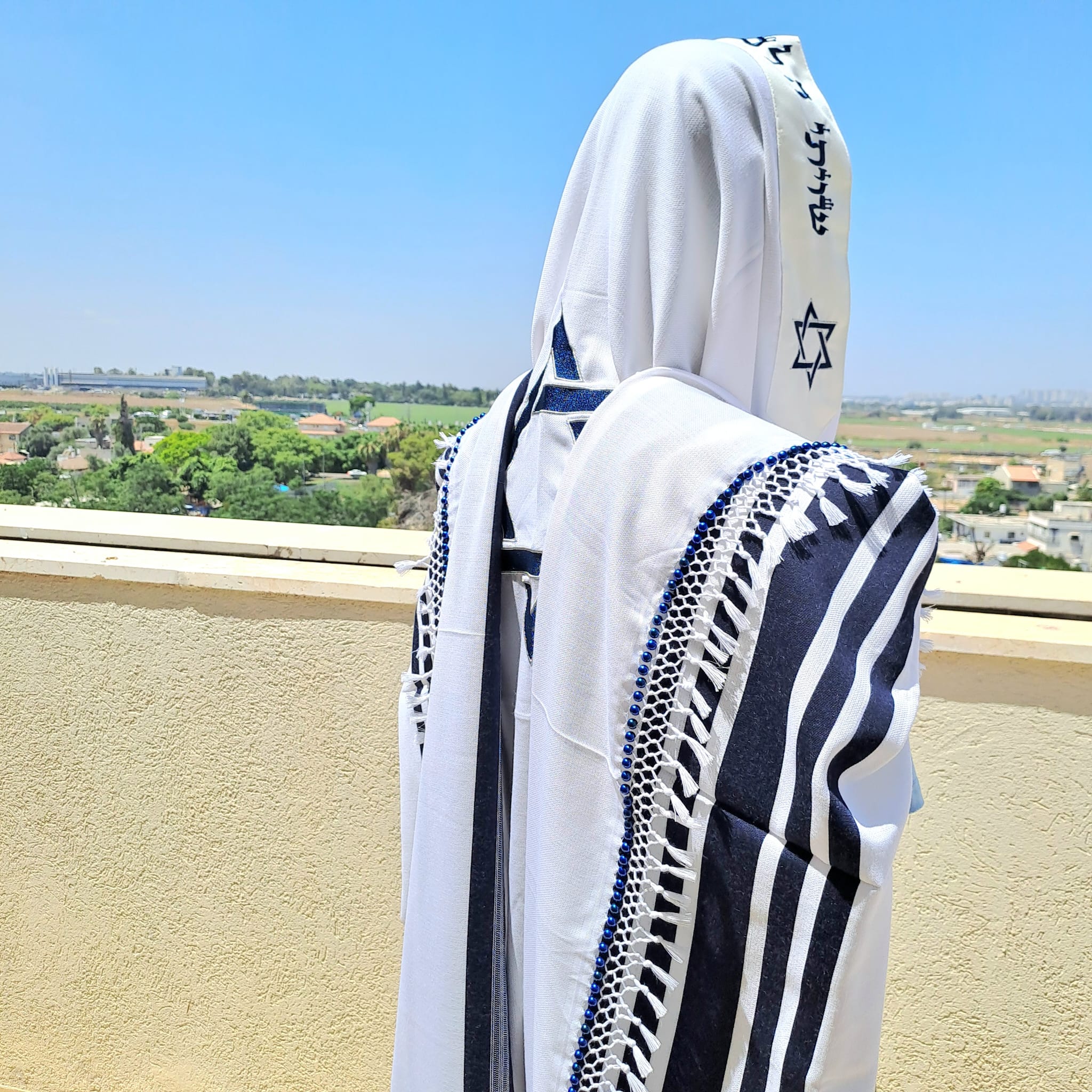 טלית צמר יוקרתית כחול כהה מתנה לאבא עם שזירת חרוזים בעבודת יד ופתיל תכלת אוריה עיצוב טליתות 3