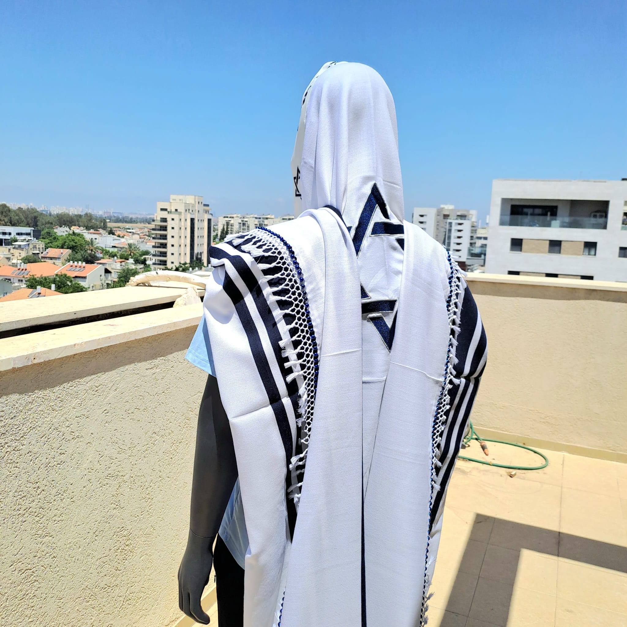 טלית צמר יוקרתית כחול כהה מתנה לאבא עם שזירת חרוזים בעבודת יד ופתיל תכלת אוריה עיצוב טליתות 4
