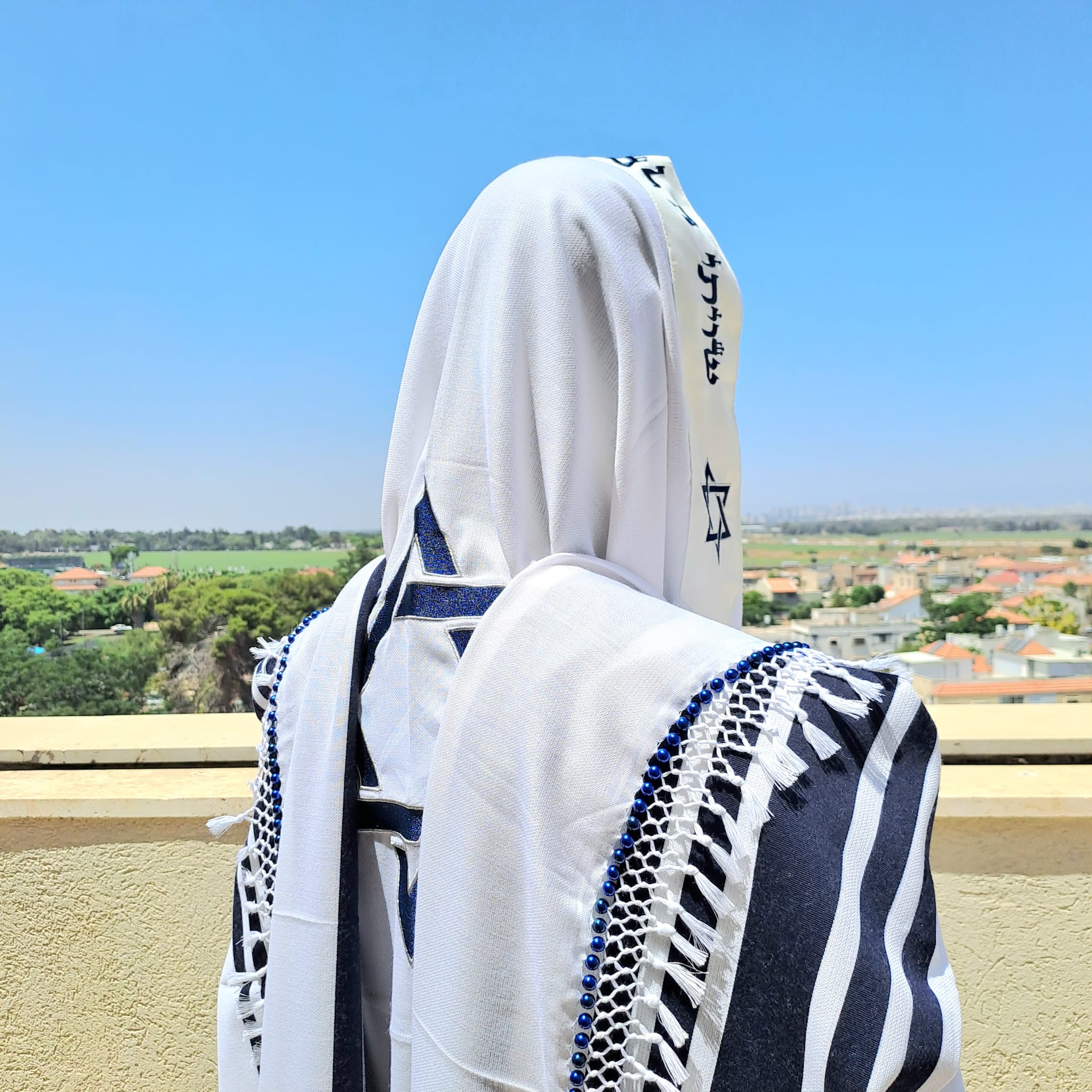 טלית צמר יוקרתית כחול כהה מתנה לאבא עם שזירת חרוזים בעבודת יד ופתיל תכלת אוריה עיצוב טליתות 5