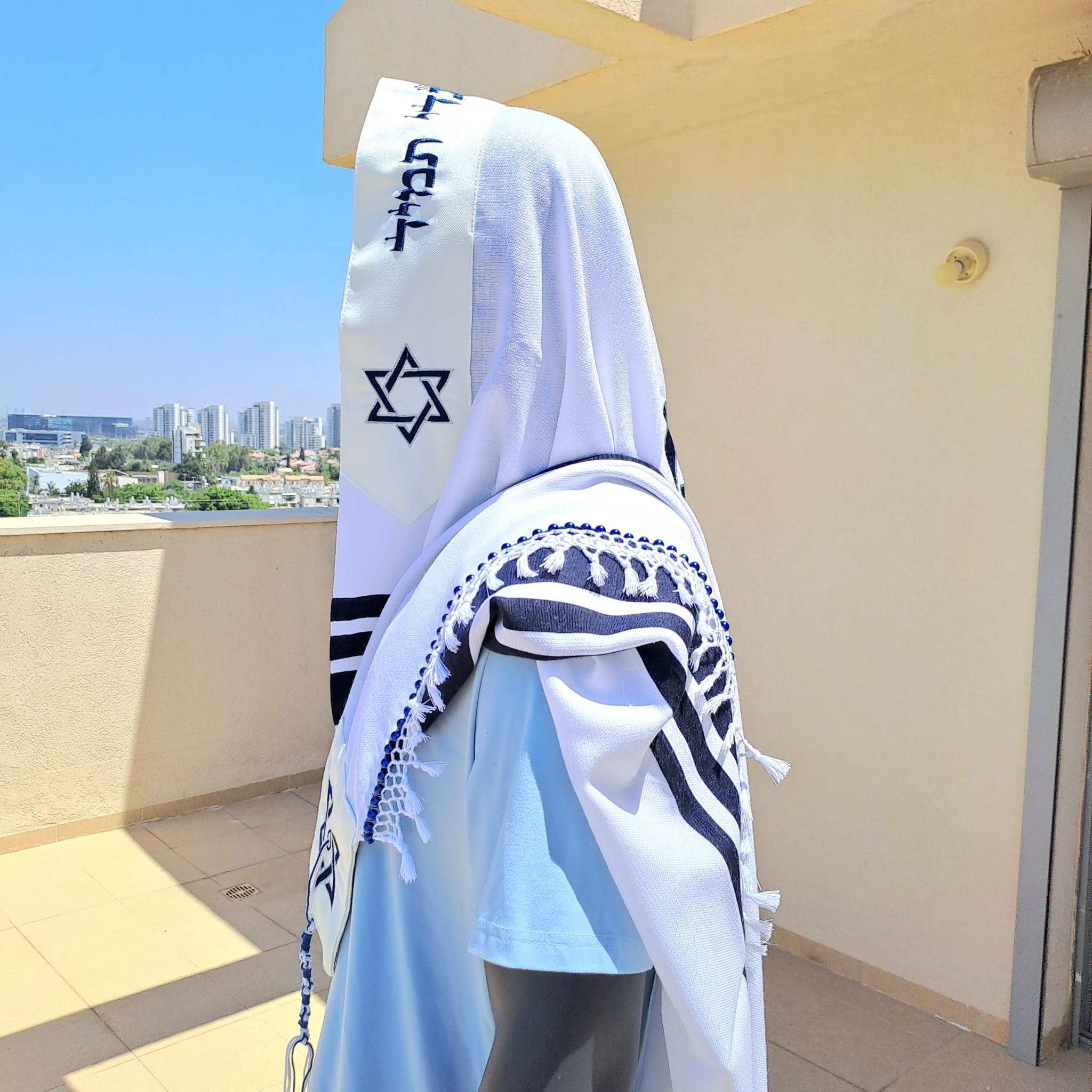 טלית צמר יוקרתית כחול כהה מתנה לאבא עם שזירת חרוזים בעבודת יד ופתיל תכלת אוריה עיצוב טליתות 6