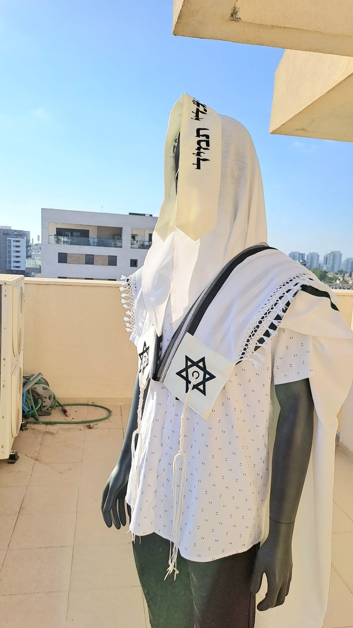 טלית צמר מהודרת בעיצוב פסים שחור עדין שזירה עבודת יד ורקמת מגן דוד אוריה עיצוב טליתות 1