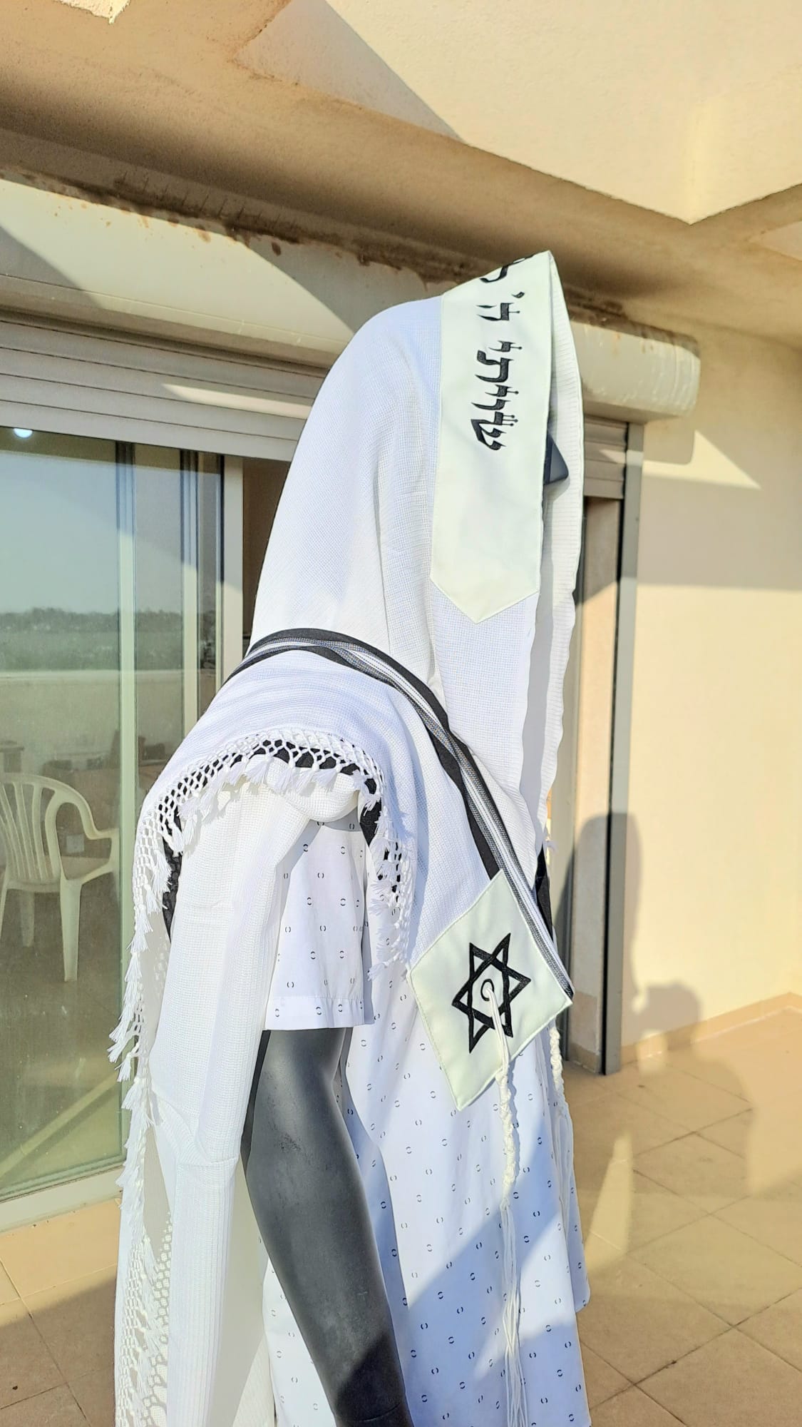 טלית צמר מהודרת בעיצוב פסים שחור עדין שזירה עבודת יד ורקמת מגן דוד אוריה עיצוב טליתות 2