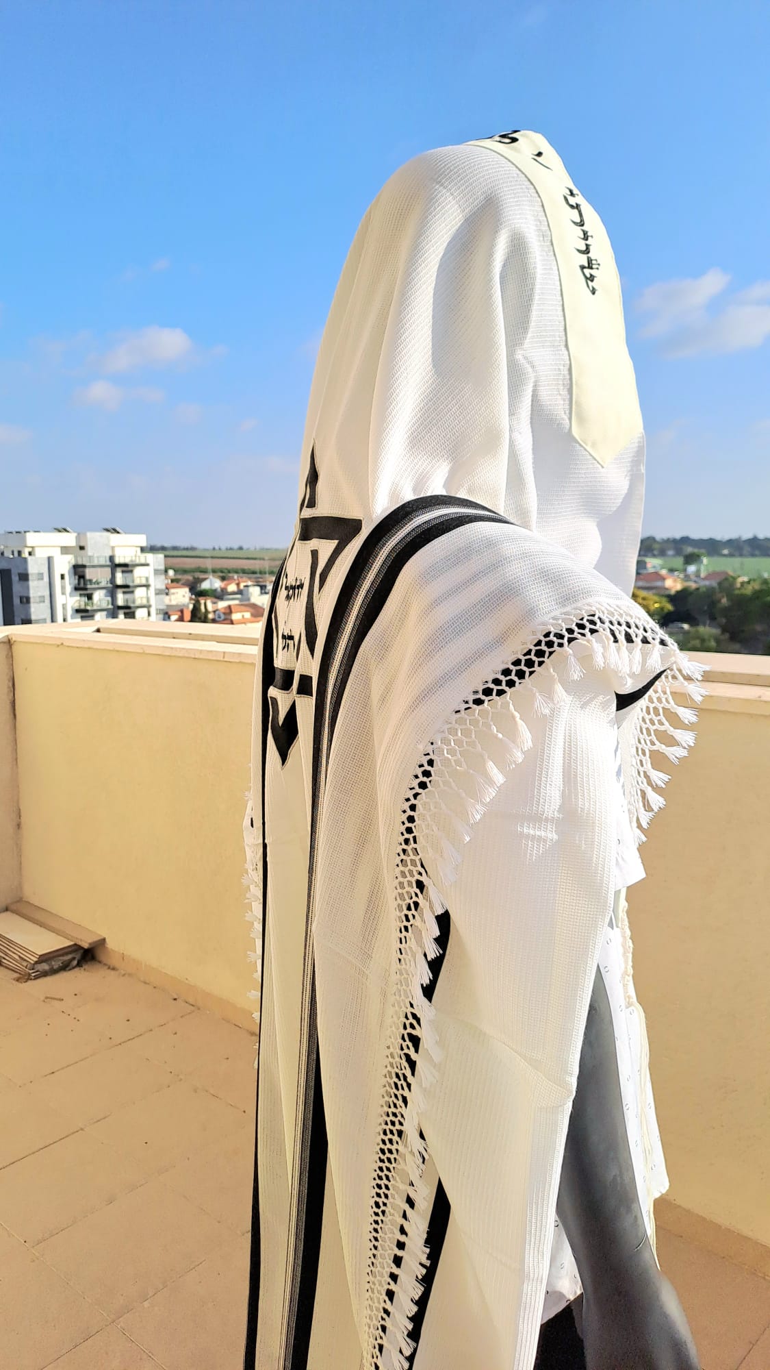 טלית צמר מהודרת בעיצוב פסים שחור עדין שזירה עבודת יד ורקמת מגן דוד אוריה עיצוב טליתות 4
