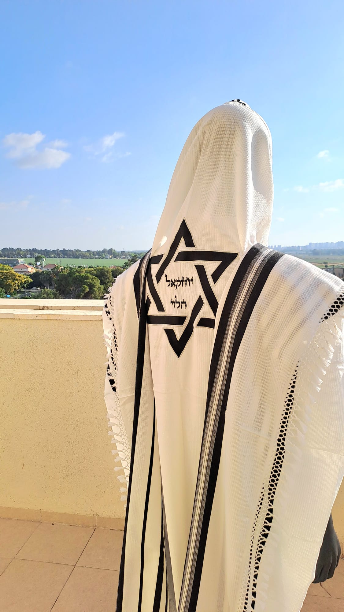 טלית צמר מהודרת בעיצוב פסים שחור עדין שזירה עבודת יד ורקמת מגן דוד אוריה עיצוב טליתות 5
