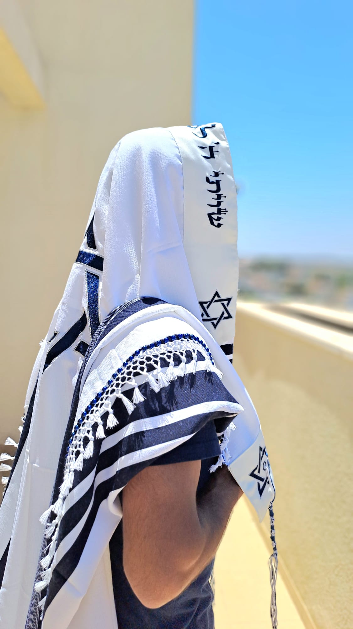 טלית צמר פסים כחול כהה עם שזירת חרוזים בעבודת יד ורקמת מגן דוד אוריה עיצוב טליתות 2