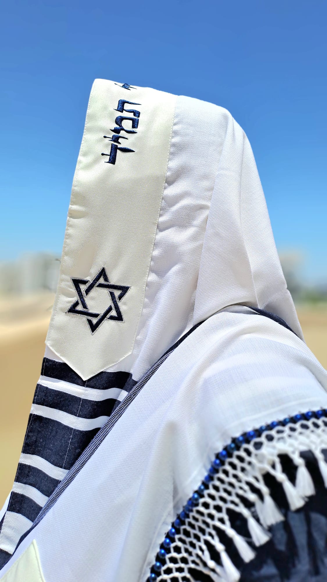 טלית צמר פסים כחול כהה עם שזירת חרוזים בעבודת יד ורקמת מגן דוד אוריה עיצוב טליתות 3