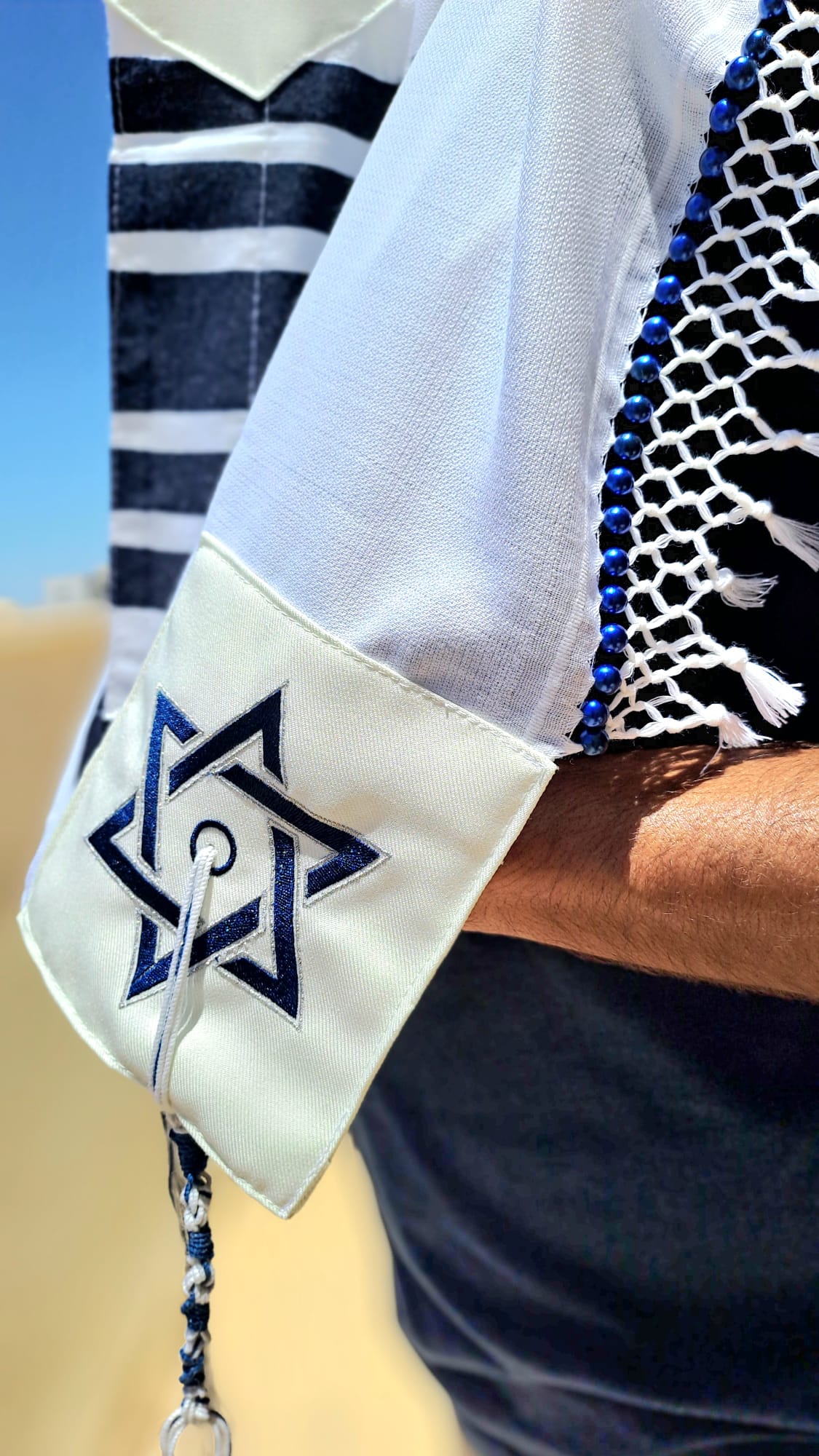 טלית צמר פסים כחול כהה עם שזירת חרוזים בעבודת יד ורקמת מגן דוד אוריה עיצוב טליתות 4
