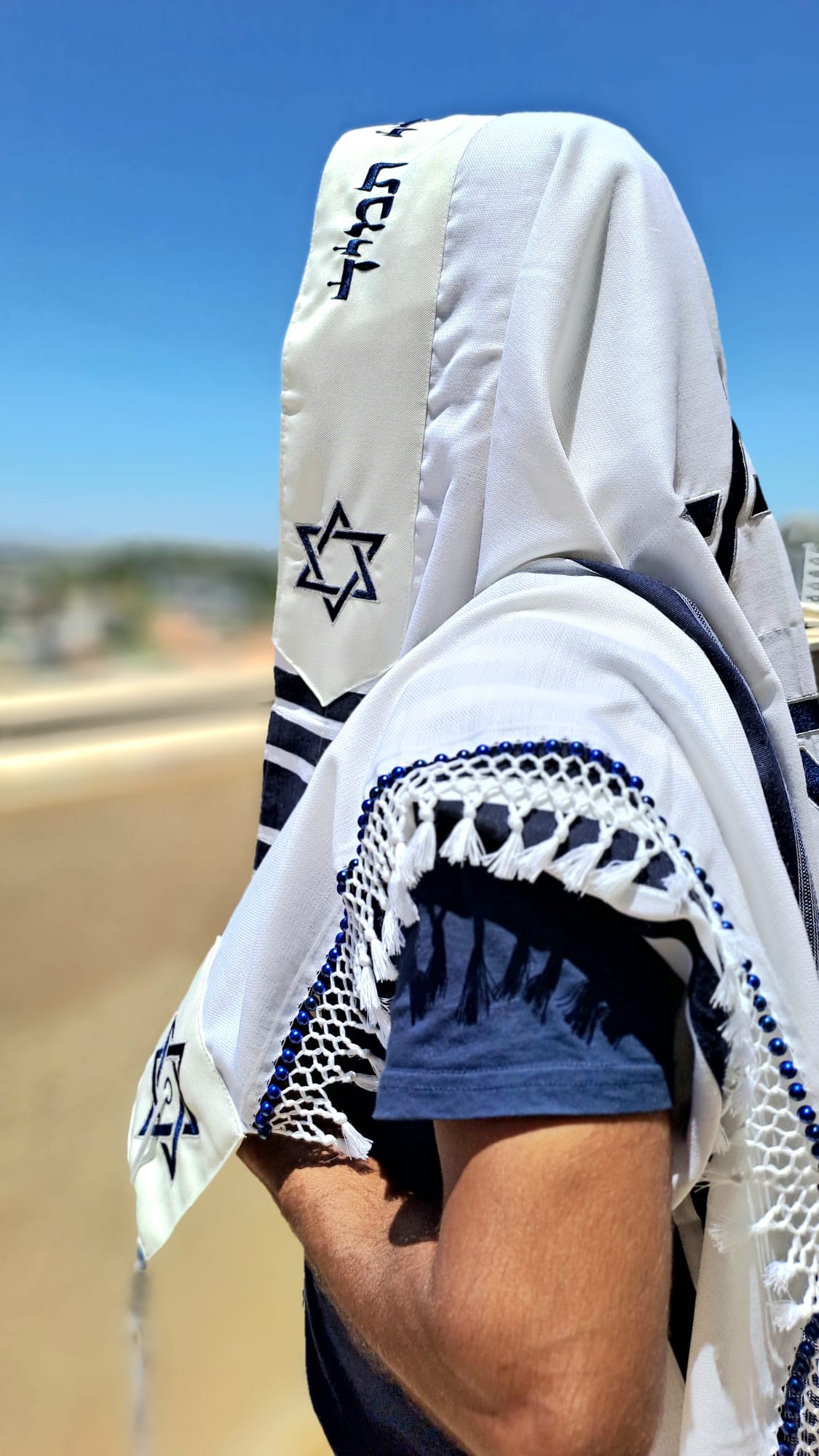 טלית צמר פסים כחול כהה עם שזירת חרוזים בעבודת יד ורקמת מגן דוד אוריה עיצוב טליתות 5