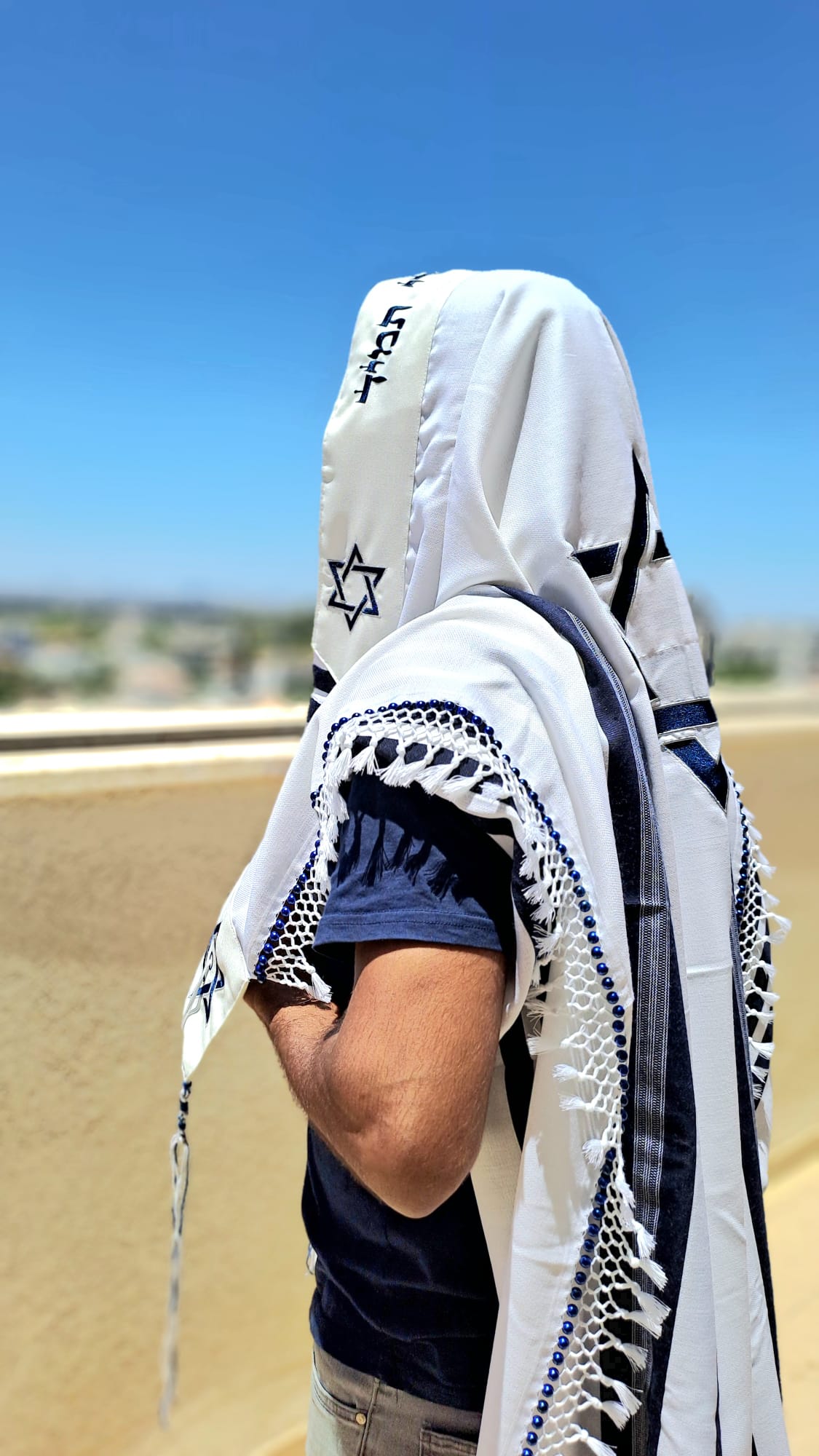 טלית צמר פסים כחול כהה עם שזירת חרוזים בעבודת יד ורקמת מגן דוד אוריה עיצוב טליתות 6