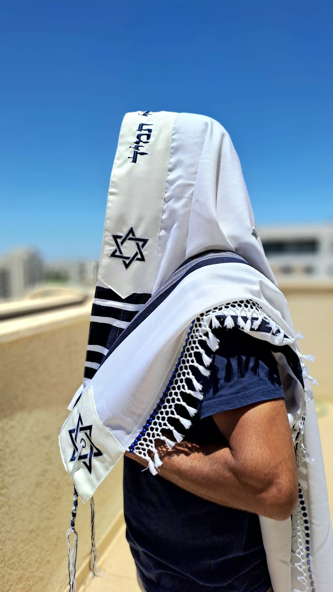 טלית צמר פסים כחול כהה עם שזירת חרוזים בעבודת יד ורקמת מגן דוד אוריה עיצוב טליתות 7