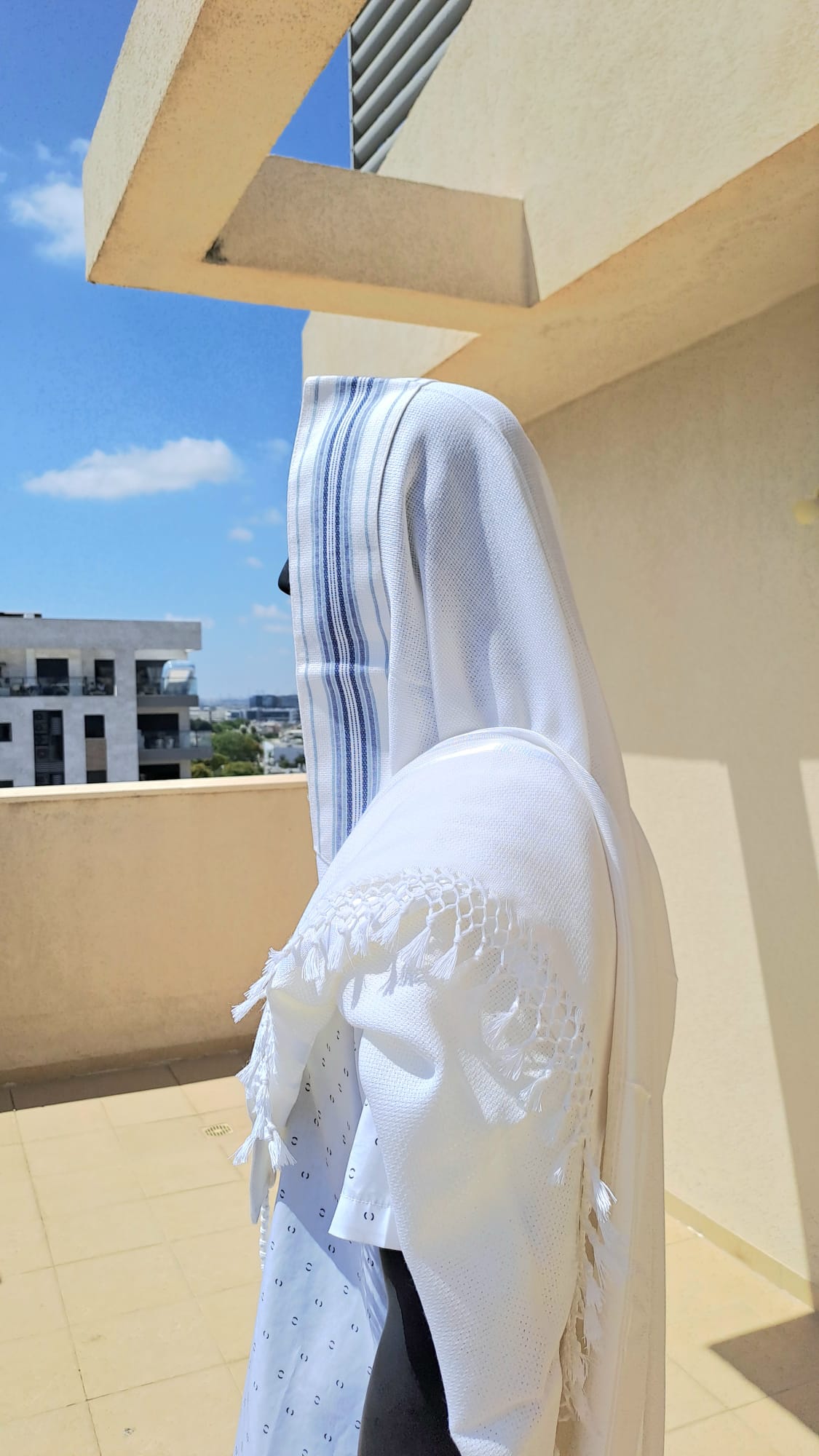 טלית חתנים לבנה עם תכלת עדין ושזירה עבודת יד אוריה - עיצוב טליתות 3