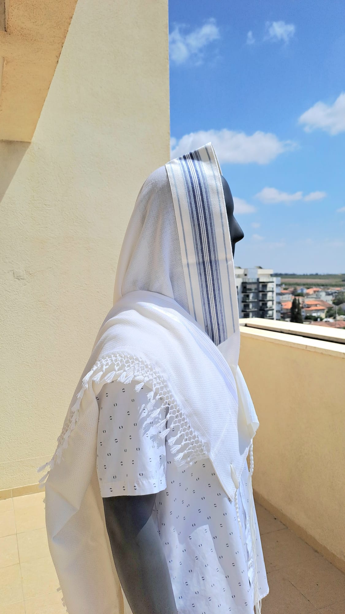 טלית חתנים לבנה עם תכלת עדין ושזירה עבודת יד אוריה - עיצוב טליתות 4