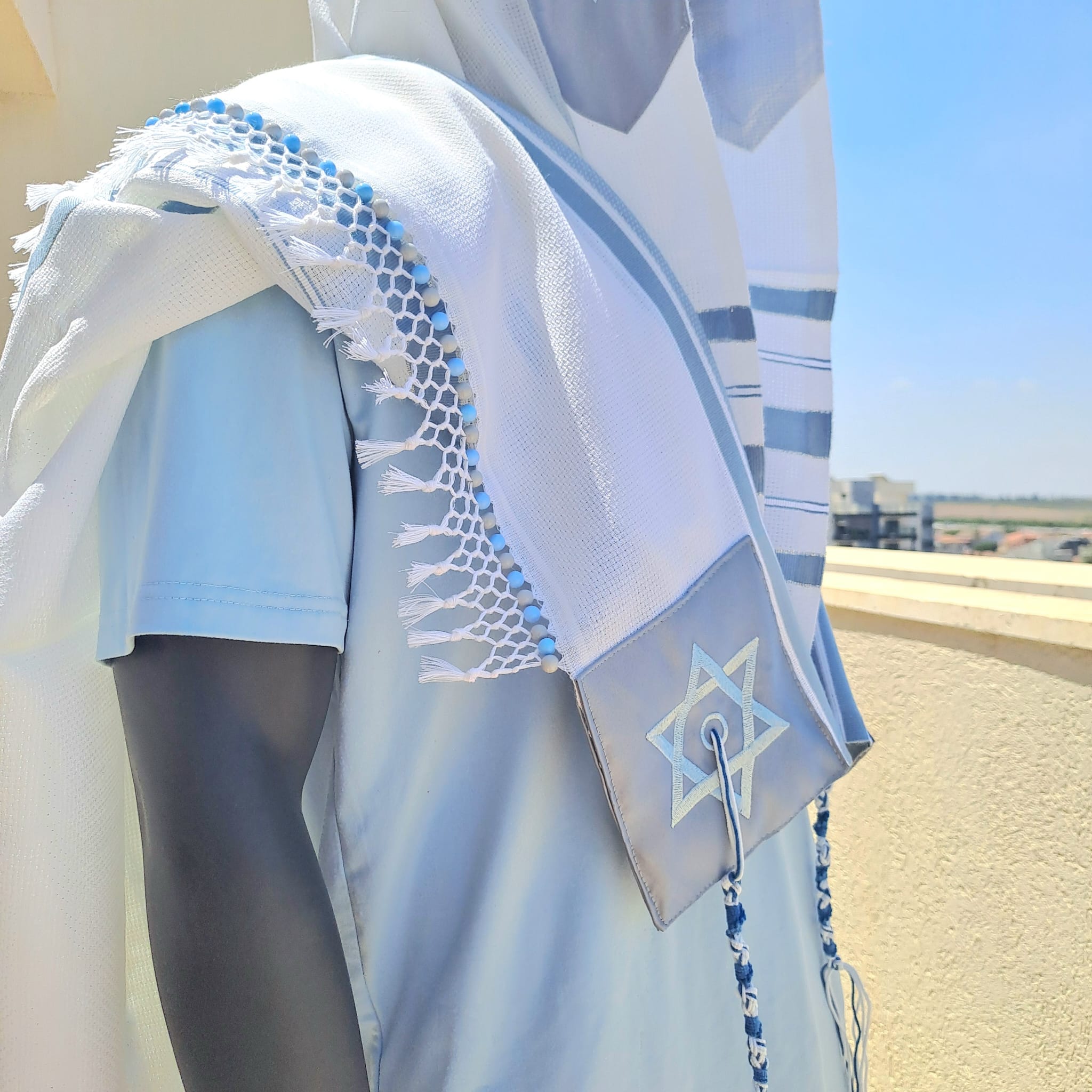 טלית יוקרתית בעיצוב moshe עם שזירת חרוזים בעבודת יד אוריה עיצוב טליתות 1