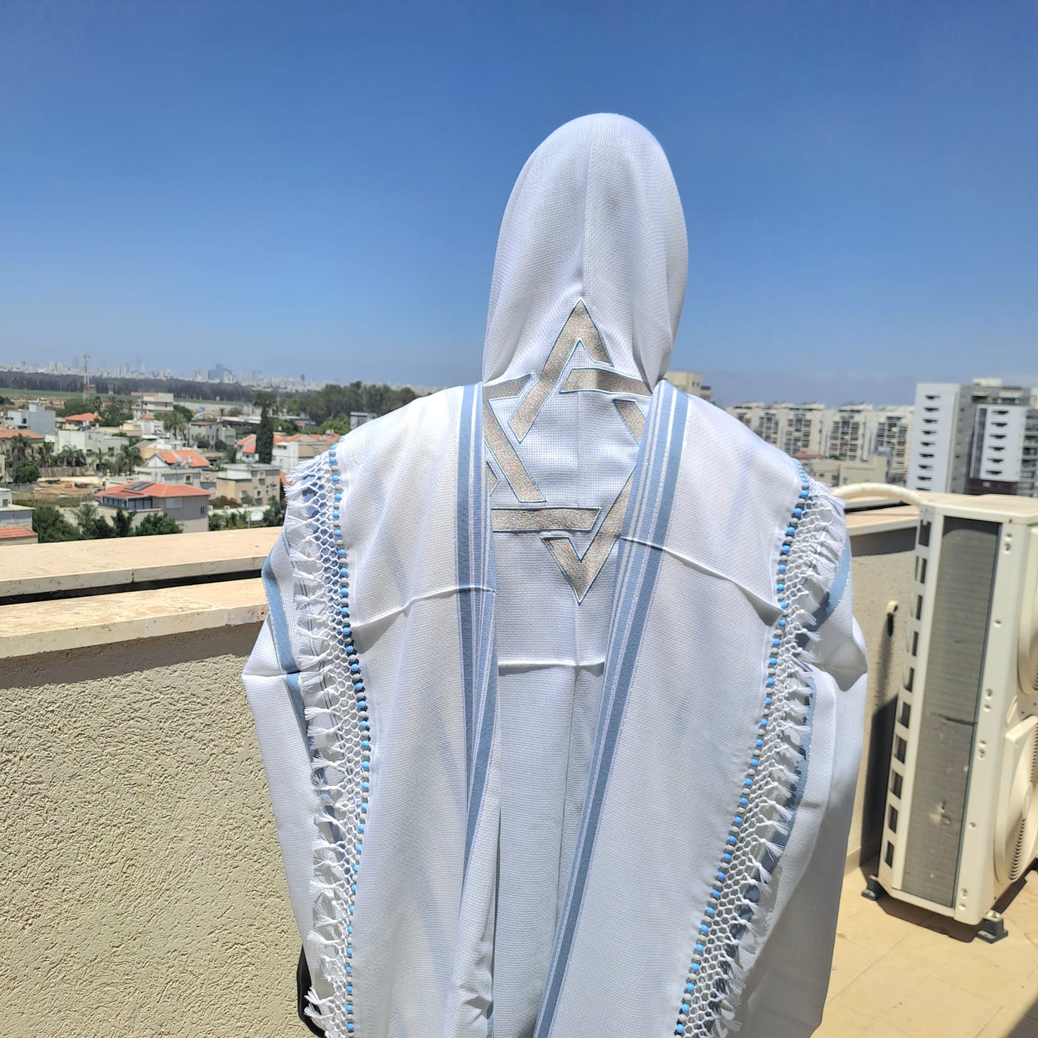 טלית יוקרתית בעיצוב moshe עם שזירת חרוזים בעבודת יד אוריה עיצוב טליתות 3