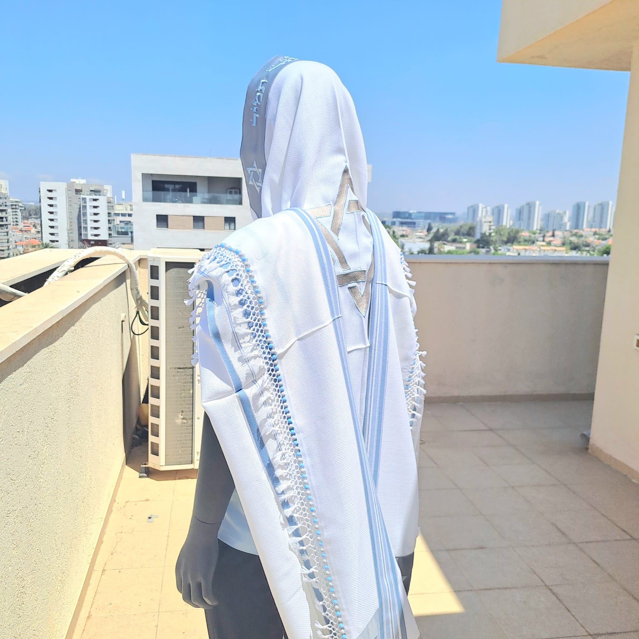 טלית יוקרתית בעיצוב moshe עם שזירת חרוזים בעבודת יד אוריה עיצוב טליתות 8