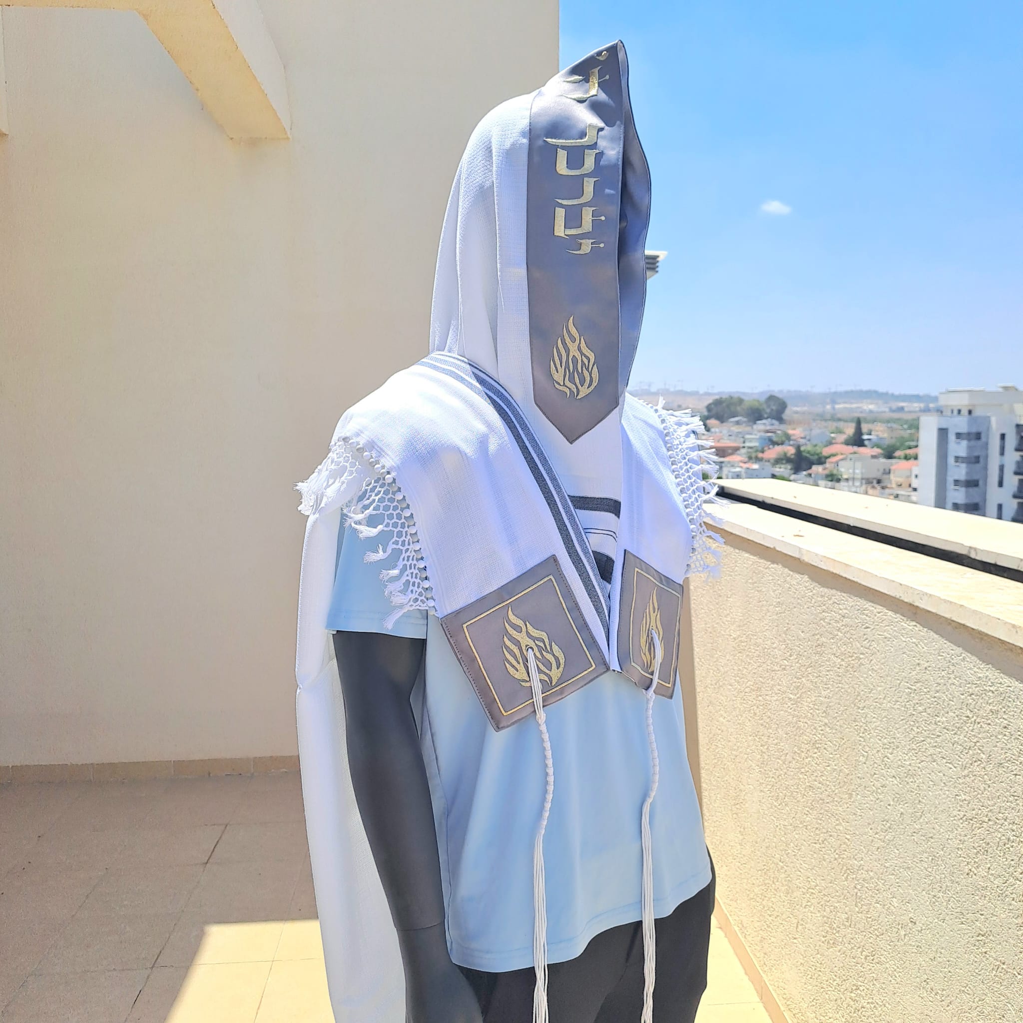 טלית מהודרת בעיצוב יוקרתי האש שלי אפור וזהב בשילוב חרוזים בעבודת יד אוריה עיצוב טליתות 2