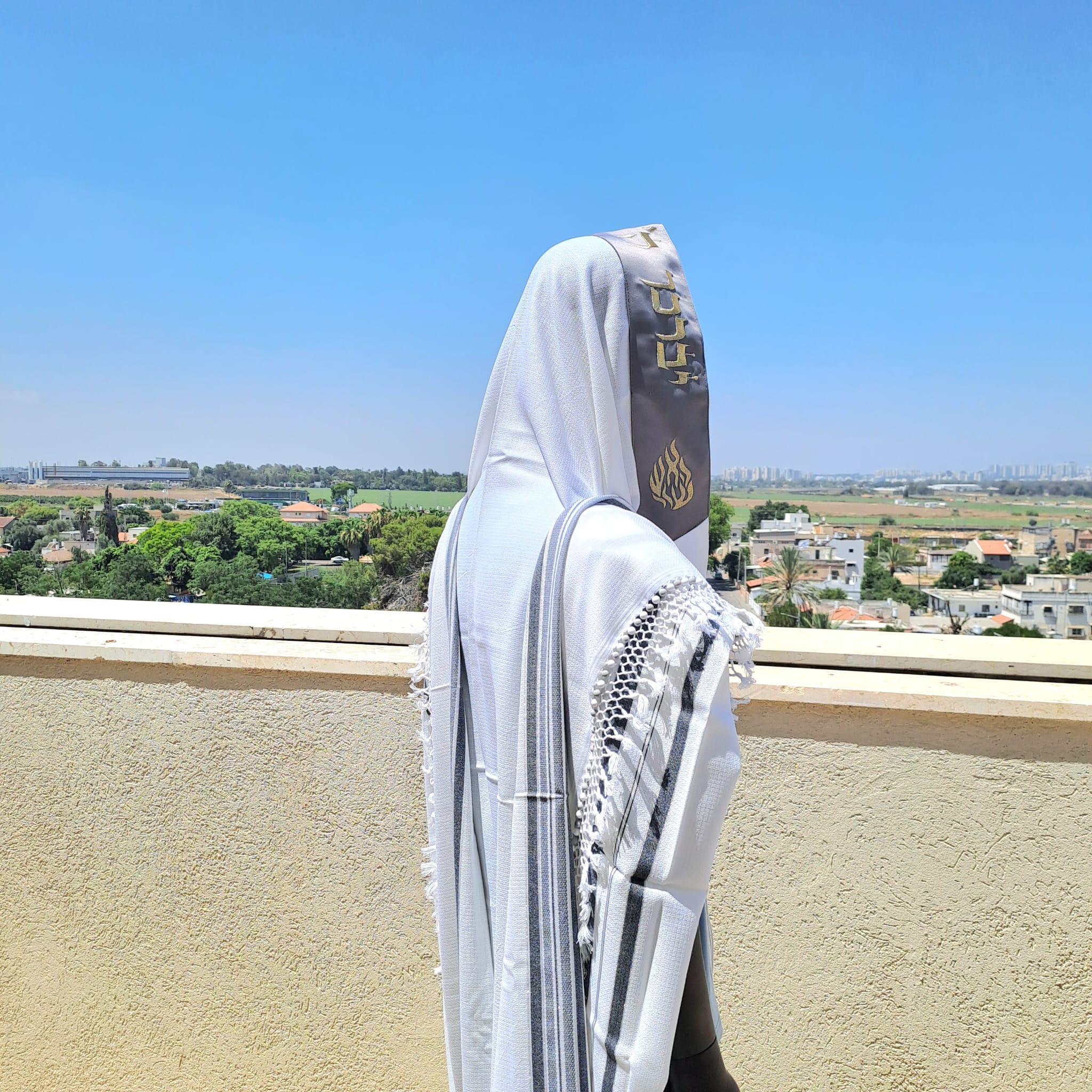טלית מהודרת בעיצוב יוקרתי האש שלי אפור וזהב בשילוב חרוזים בעבודת יד אוריה עיצוב טליתות 3