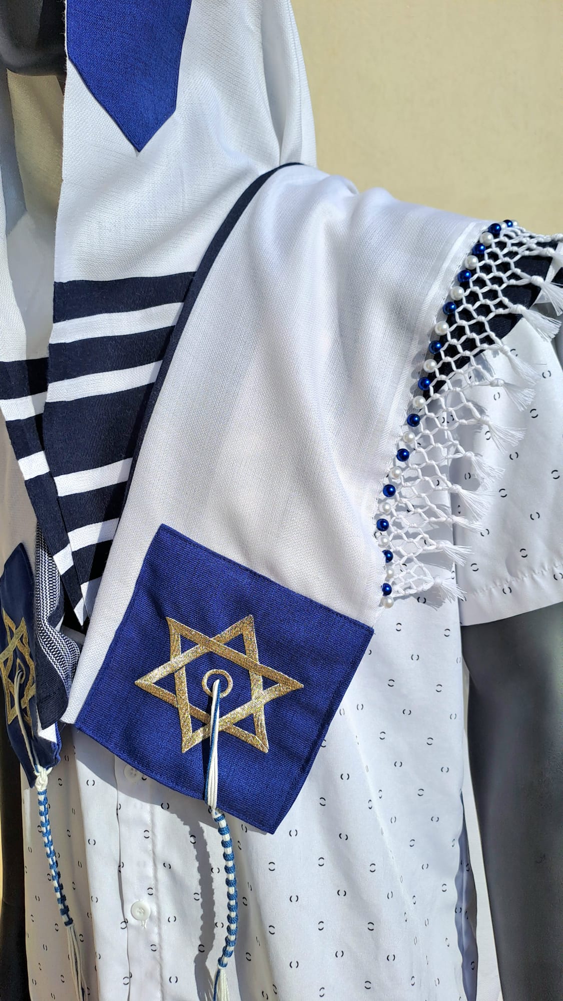 טלית צמר יוקרתית בעיצוב כחול זהב ושזירת חרוזים בעבודת יד אוריה עיצוב טליתות 1