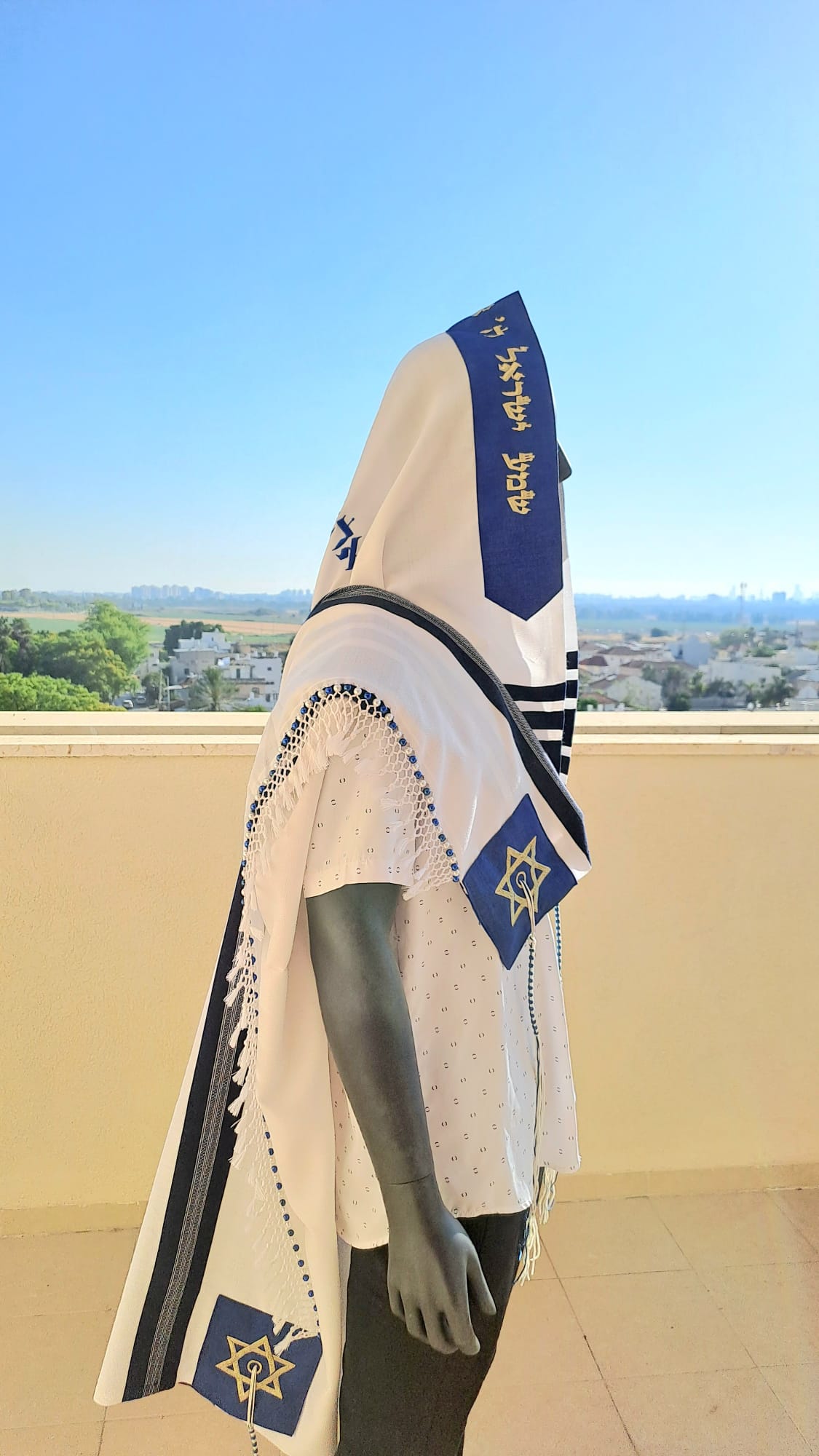 טלית צמר יוקרתית בעיצוב כחול זהב ושזירת חרוזים בעבודת יד אוריה עיצוב טליתות 2