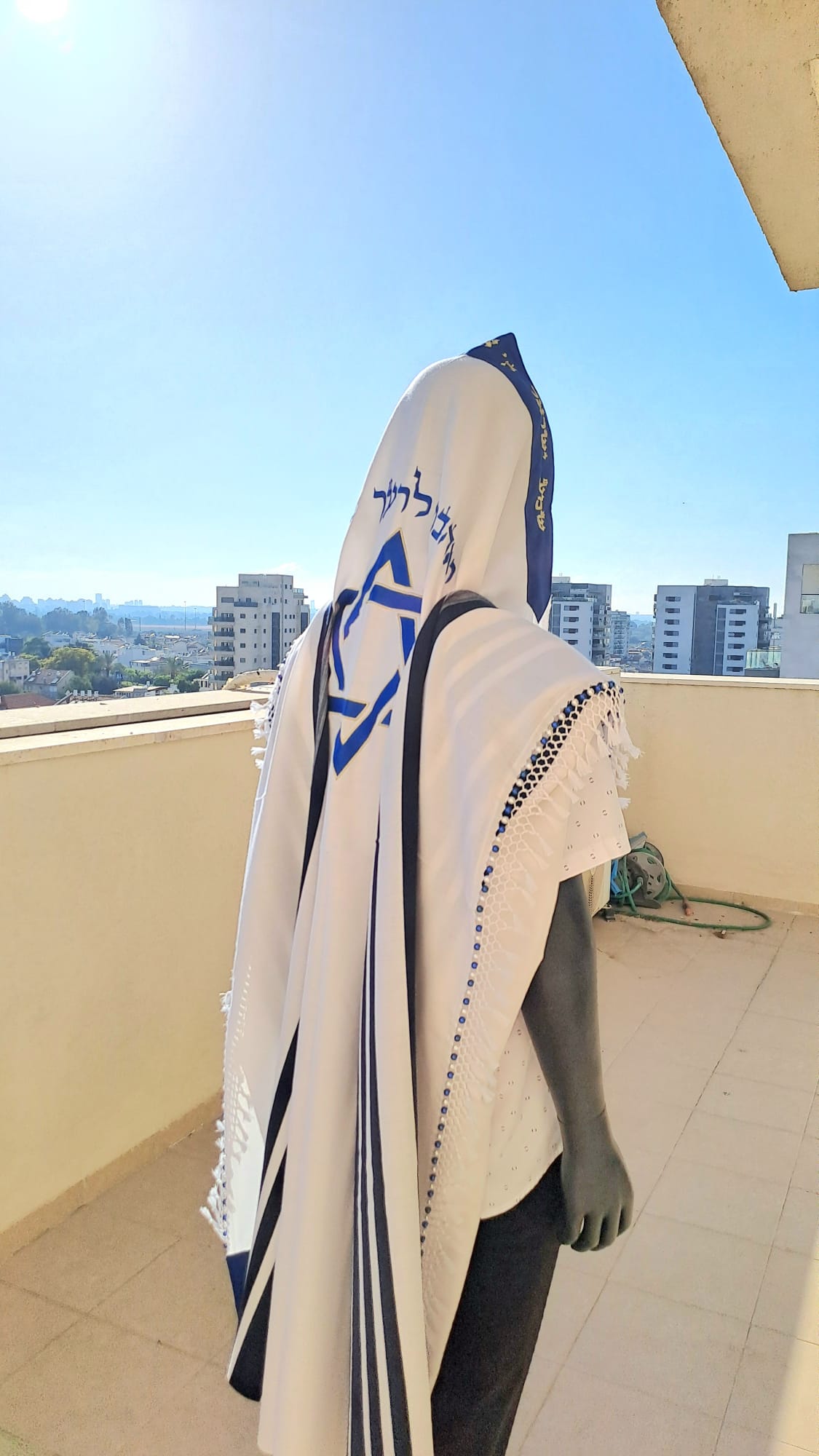 טלית צמר יוקרתית בעיצוב כחול זהב ושזירת חרוזים בעבודת יד אוריה עיצוב טליתות 3
