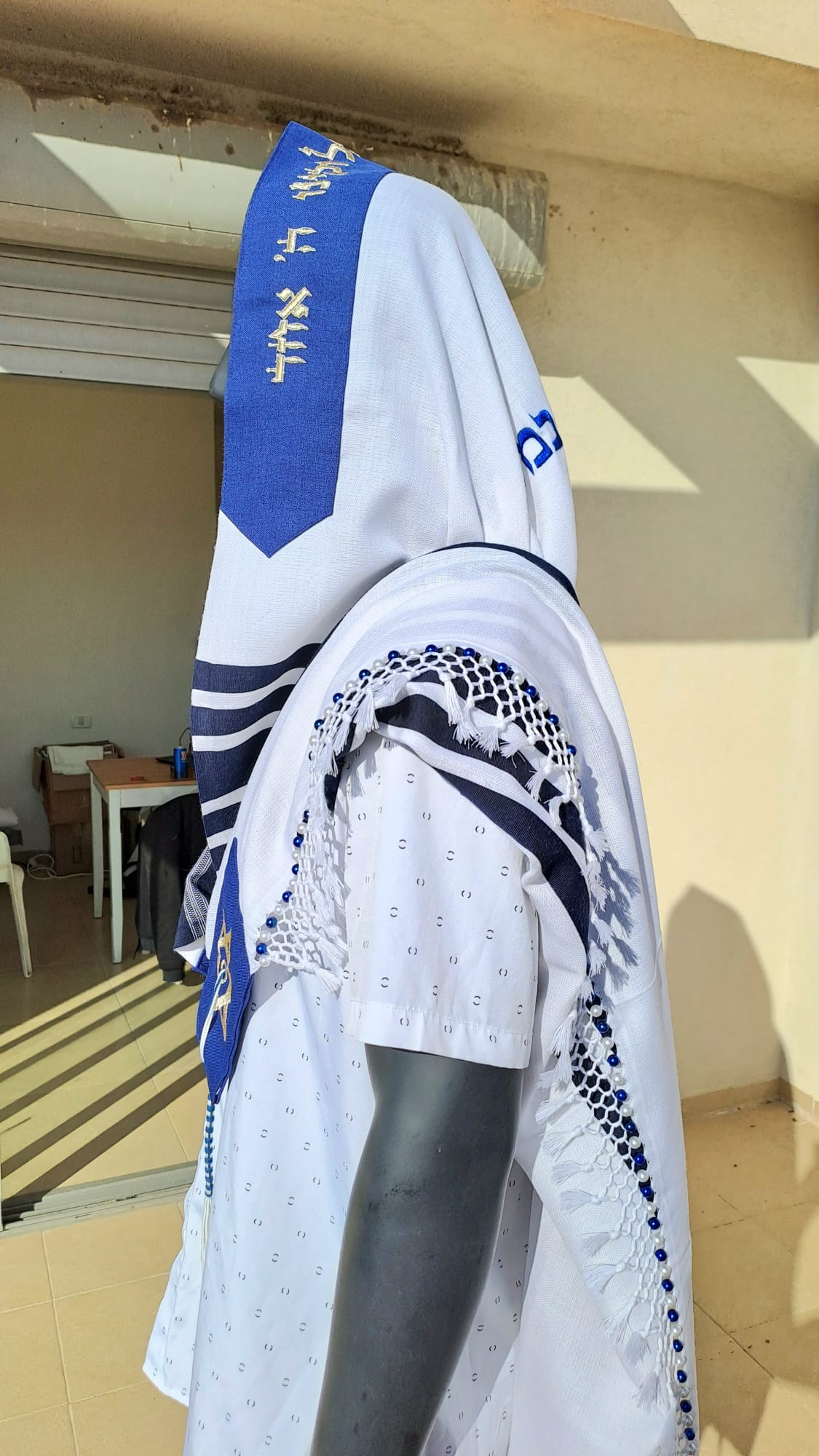 טלית צמר יוקרתית בעיצוב כחול זהב ושזירת חרוזים בעבודת יד אוריה עיצוב טליתות 5