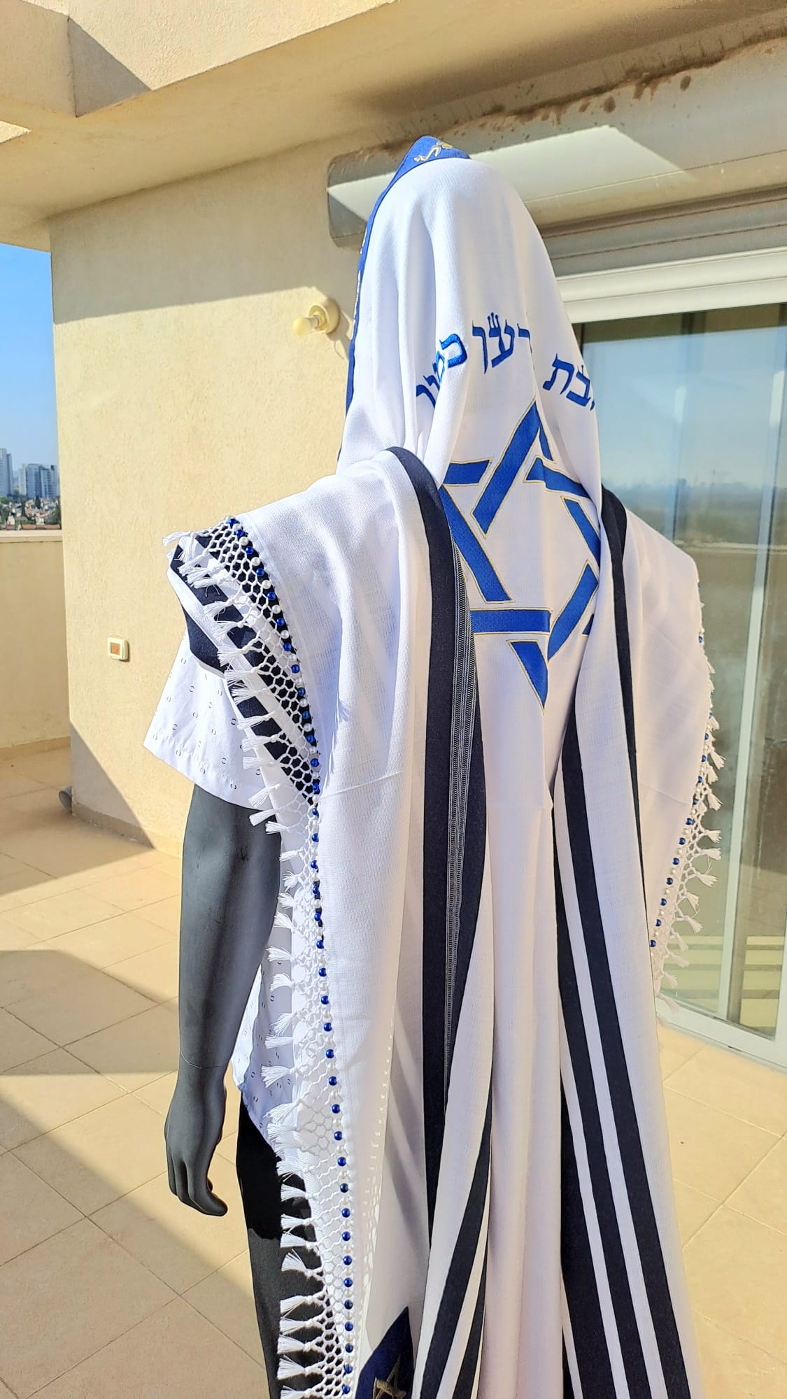 טלית צמר יוקרתית בעיצוב כחול זהב ושזירת חרוזים בעבודת יד אוריה עיצוב טליתות 6