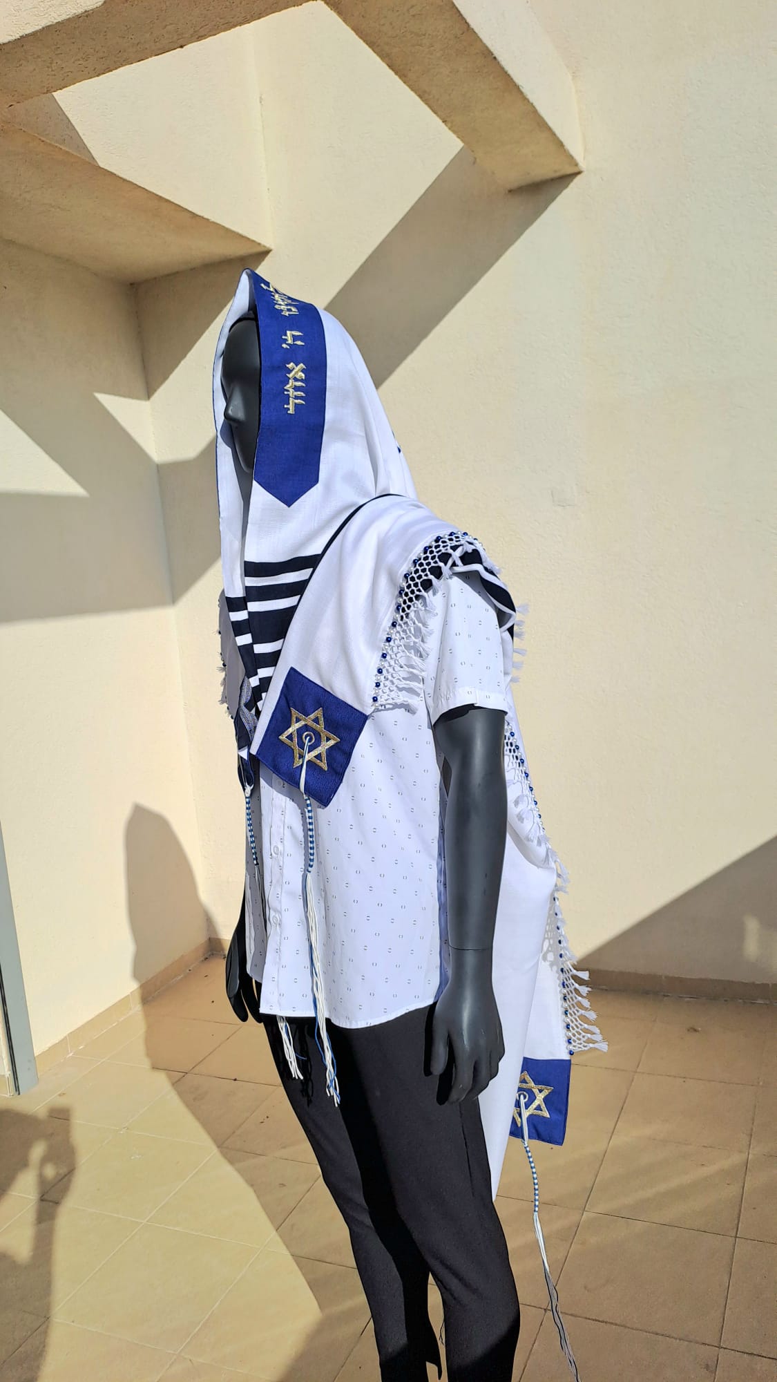 טלית צמר יוקרתית בעיצוב כחול זהב ושזירת חרוזים בעבודת יד אוריה עיצוב טליתות 7