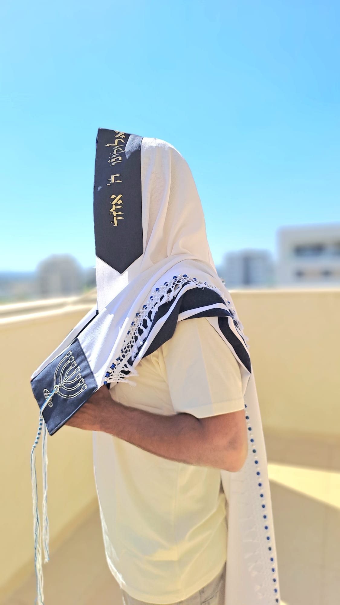 טלית צמר יוקרתית בעיצוב מנורת המקדש שזירת חרוזים בעבודת יד ופתיל תכלת אוריה עיצוב טליתות 1